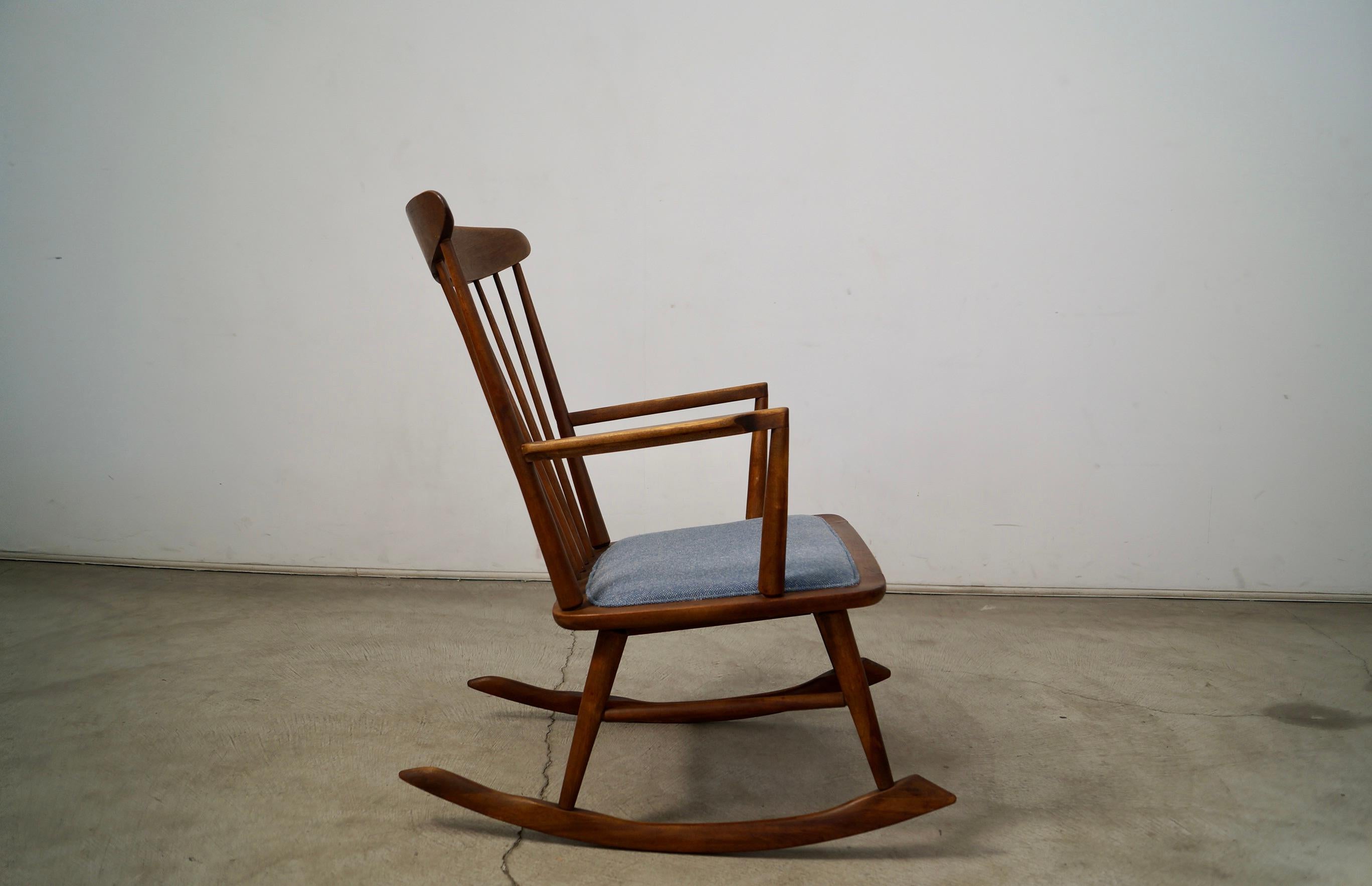 Chaise à bascule de style Mira Nakashima des années 1960, moderne du milieu du siècle dernier en vente 6