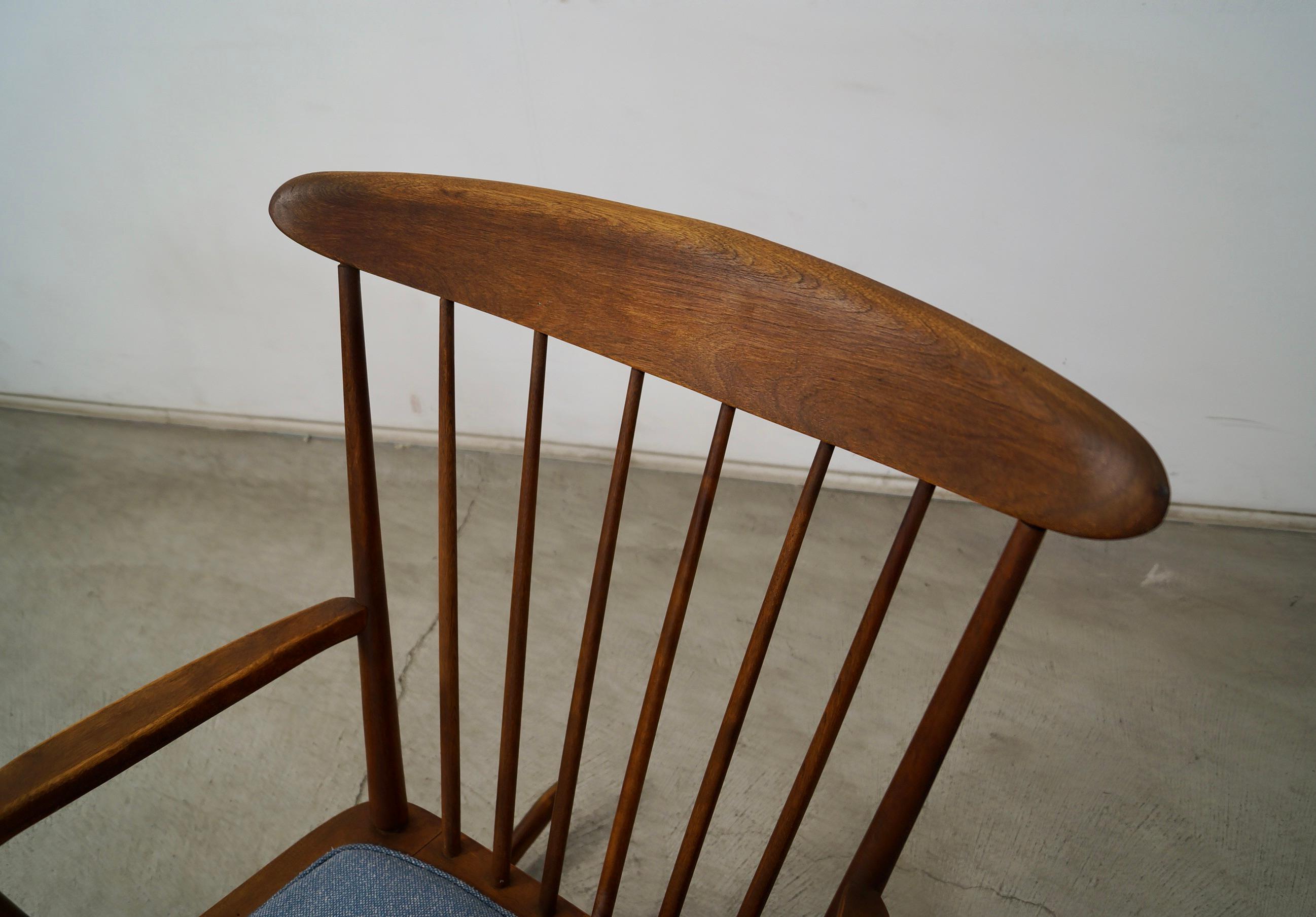 Chaise à bascule de style Mira Nakashima des années 1960, moderne du milieu du siècle dernier en vente 7