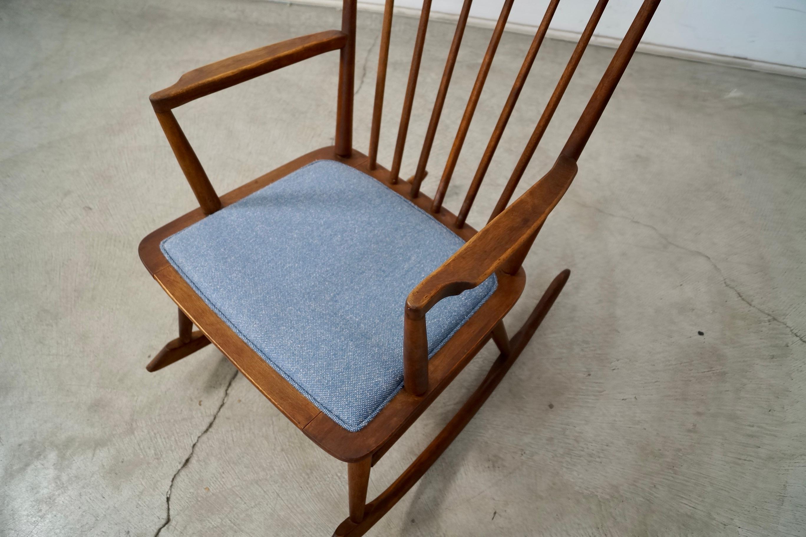 Chaise à bascule de style Mira Nakashima des années 1960, moderne du milieu du siècle dernier en vente 8