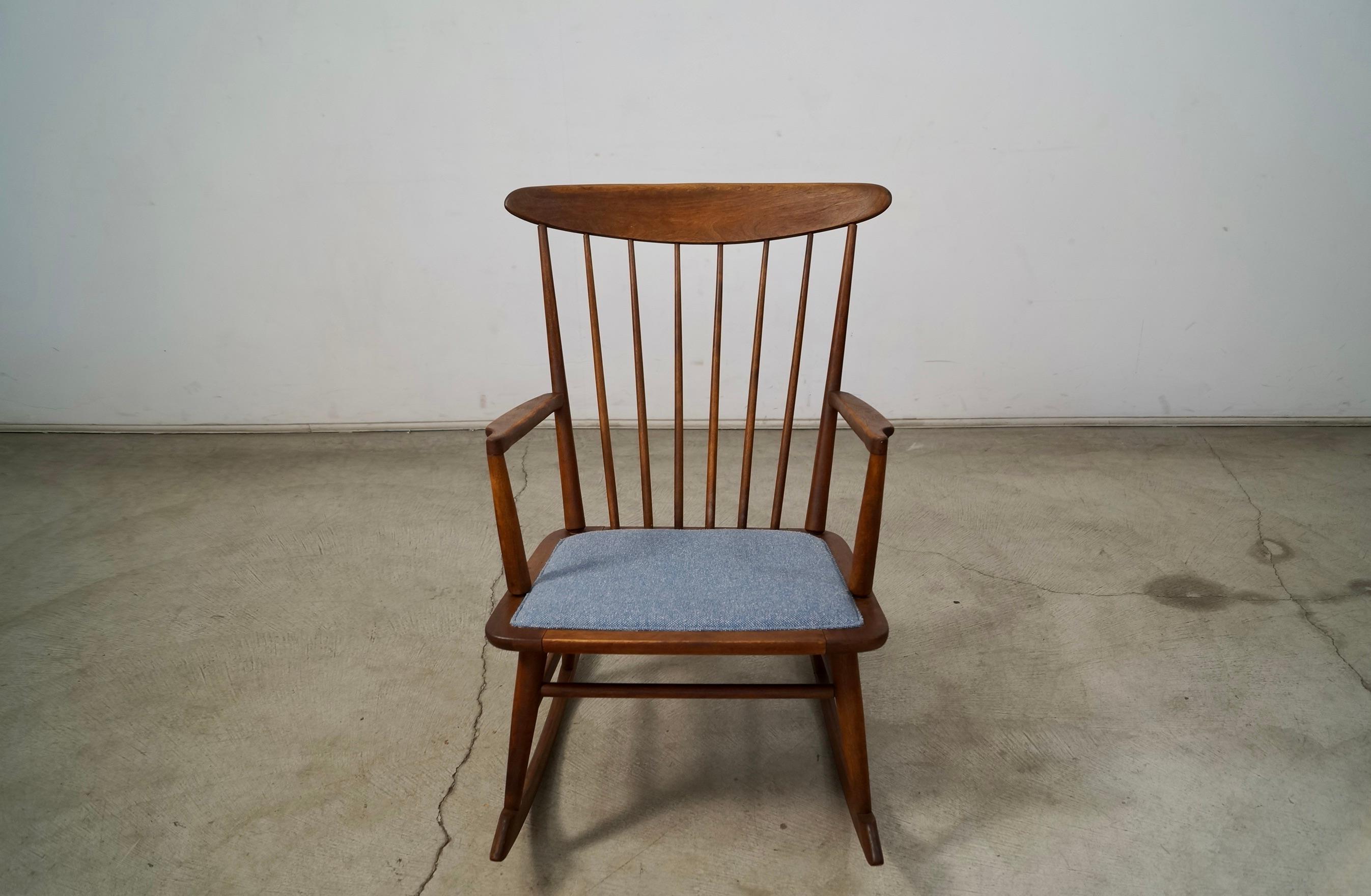 Chaise à bascule Vintage Midcentury Modern à vendre. Il est fabriqué en noyer massif et a été recouvert de mousse et de tissu neufs par des professionnels. Nous avons utilisé le chanvre de Camira en jachère qui est un mélange de laine et de chanvre.