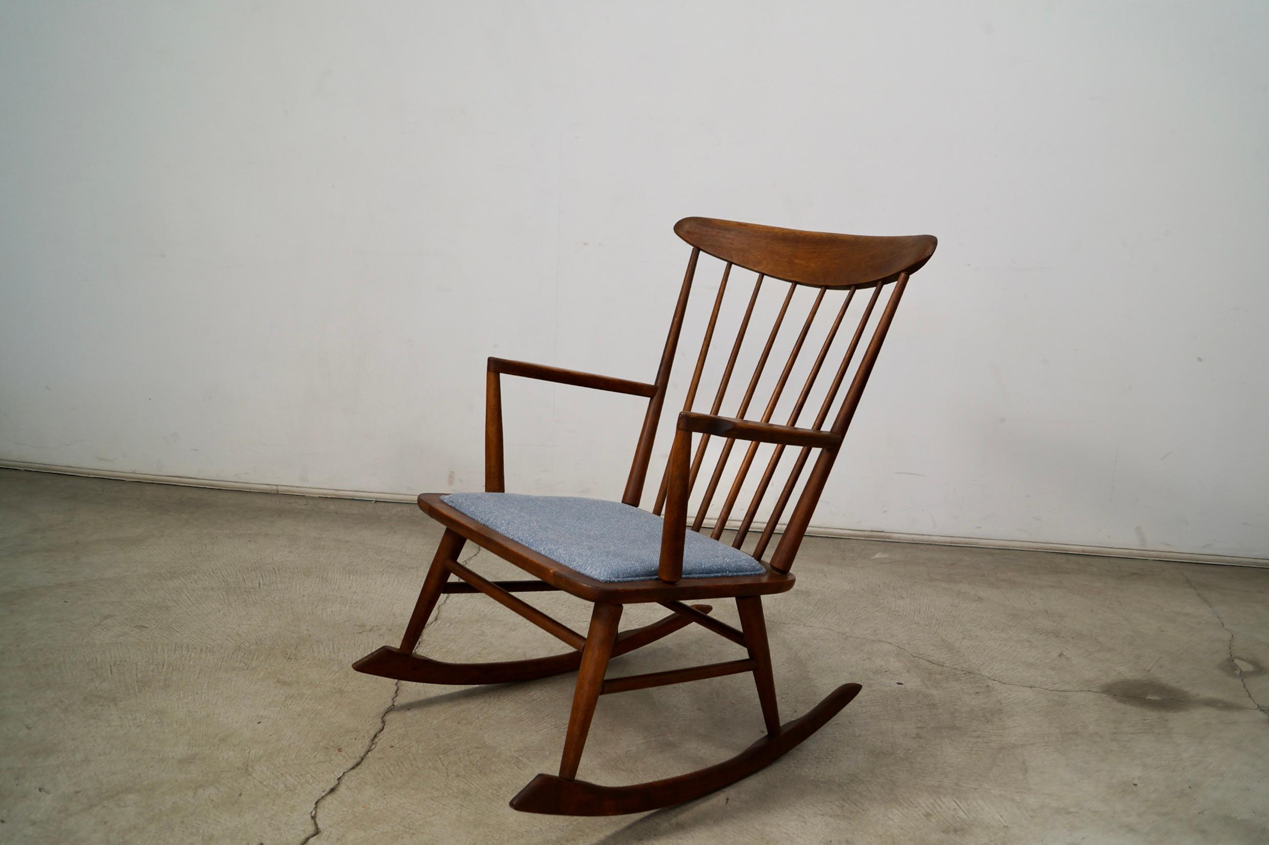Américain Chaise à bascule de style Mira Nakashima des années 1960, moderne du milieu du siècle dernier en vente