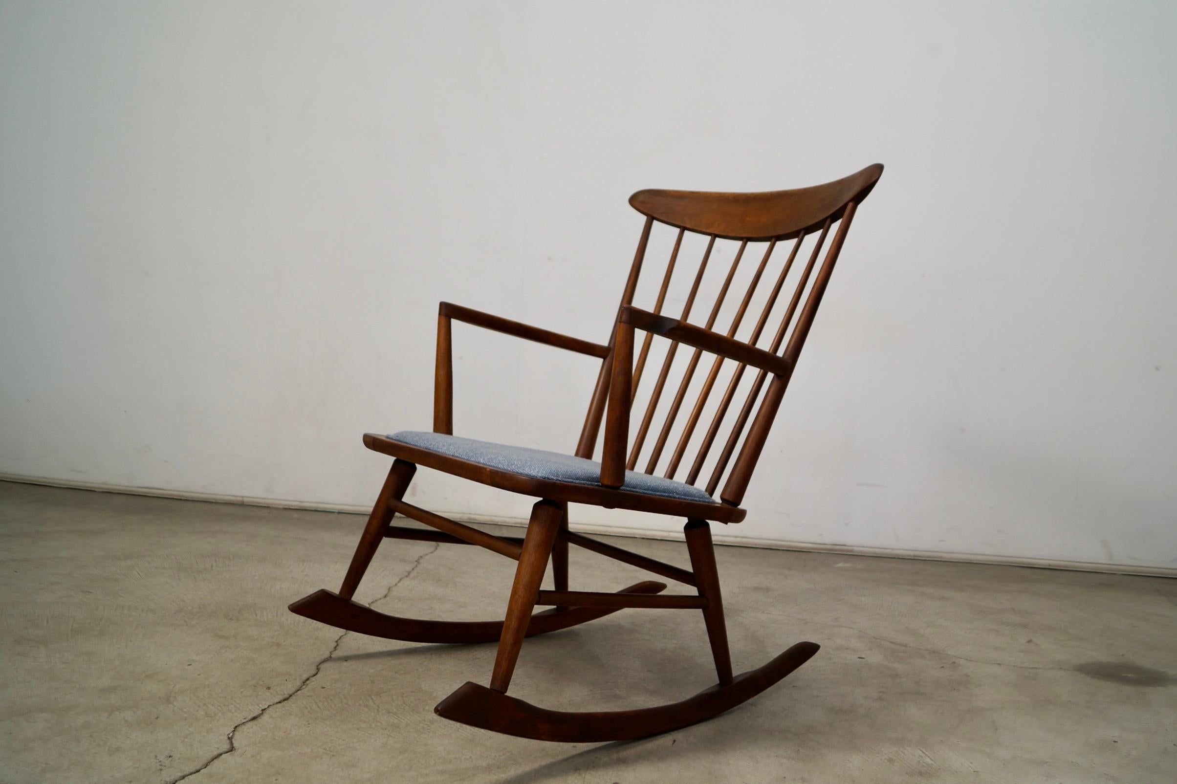 Chaise à bascule de style Mira Nakashima des années 1960, moderne du milieu du siècle dernier Bon état - En vente à Burbank, CA