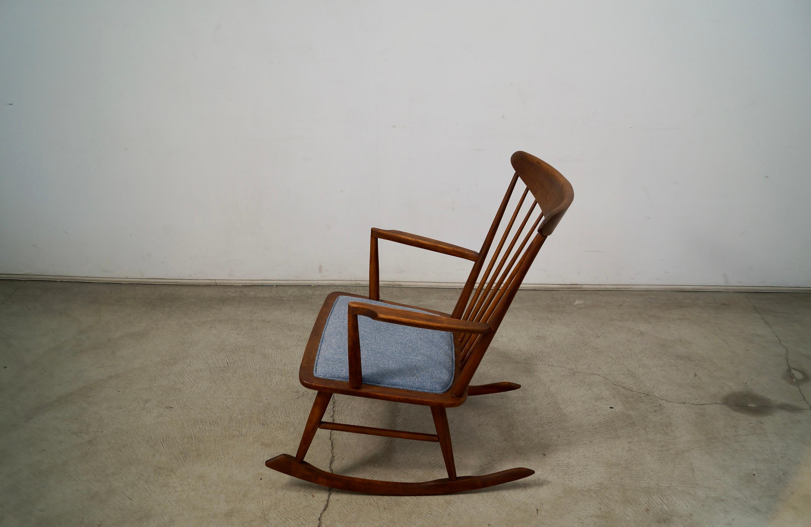 Milieu du XXe siècle Chaise à bascule de style Mira Nakashima des années 1960, moderne du milieu du siècle dernier en vente