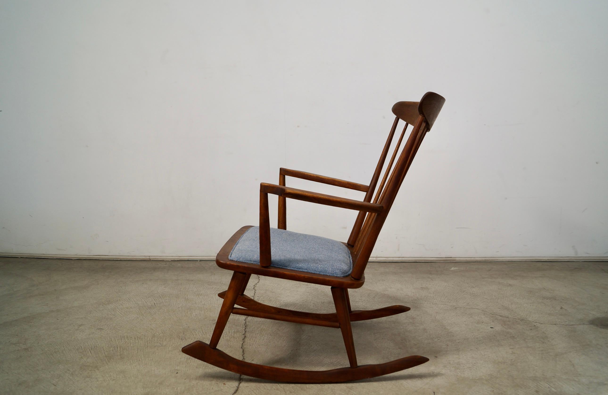 Noyer Chaise à bascule de style Mira Nakashima des années 1960, moderne du milieu du siècle dernier en vente