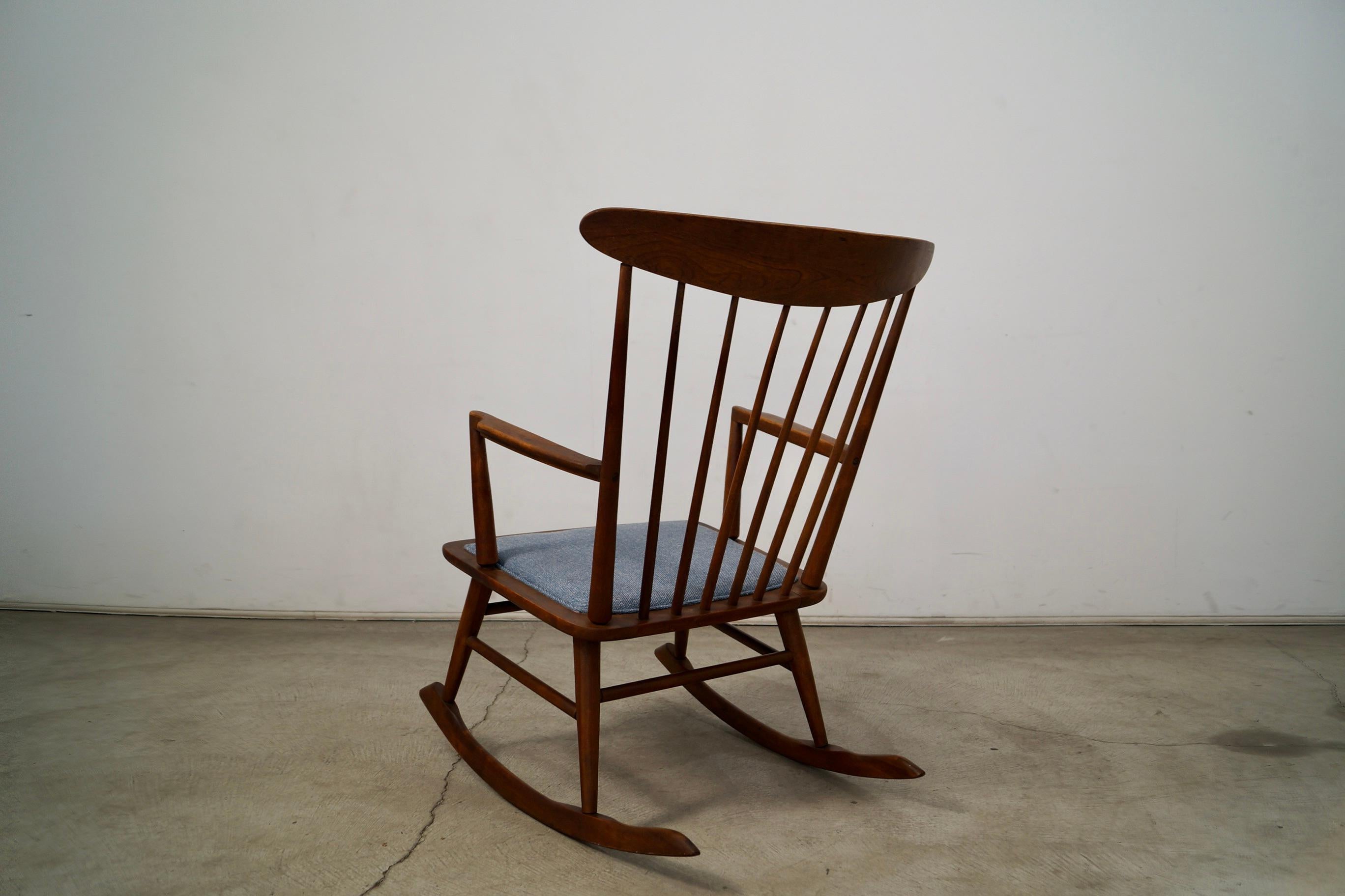 Chaise à bascule de style Mira Nakashima des années 1960, moderne du milieu du siècle dernier en vente 1