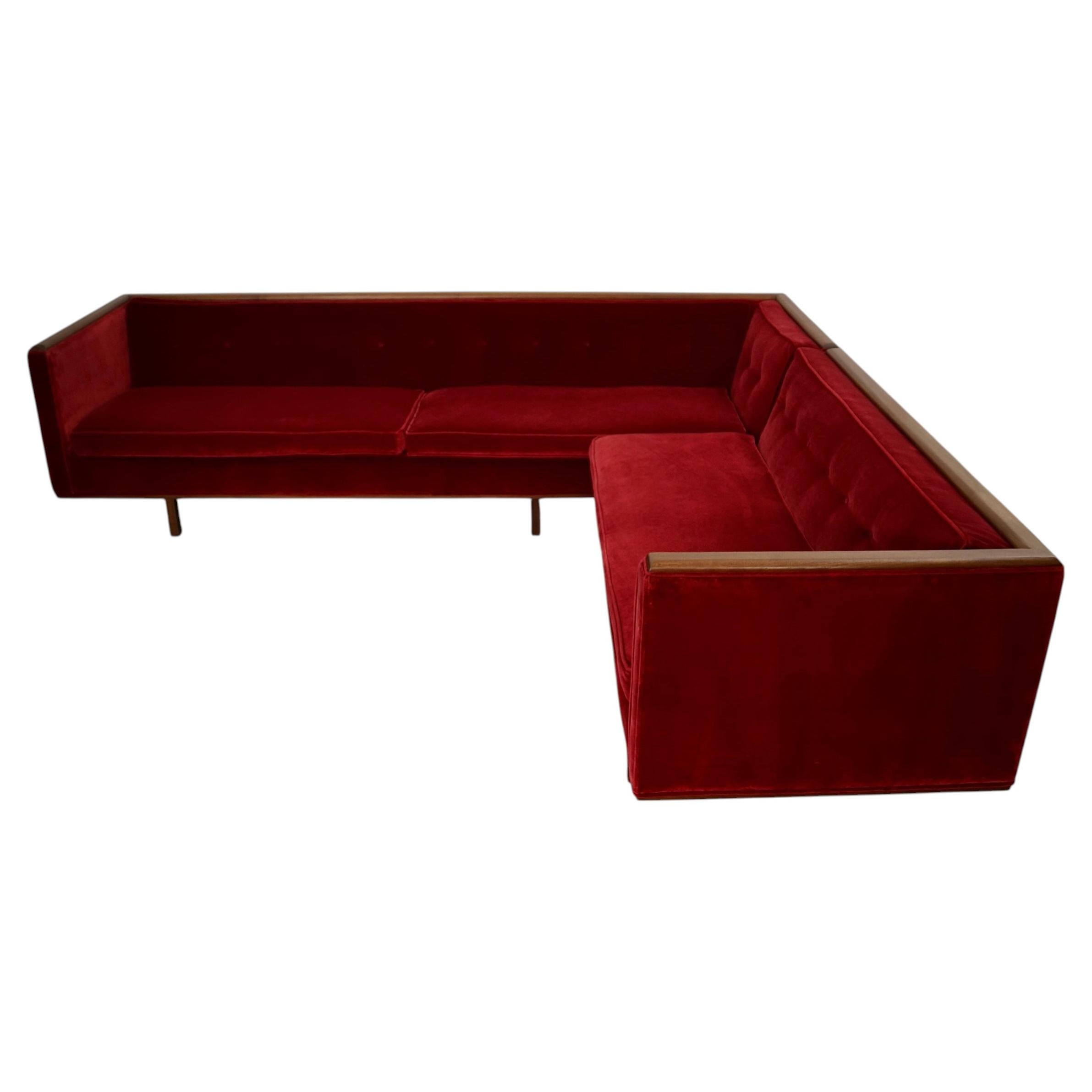 Zweiteiliges Ecksofa im Mid-Century-Modern-Stil aus den 1960er Jahren, aus Walnussholz und Samt