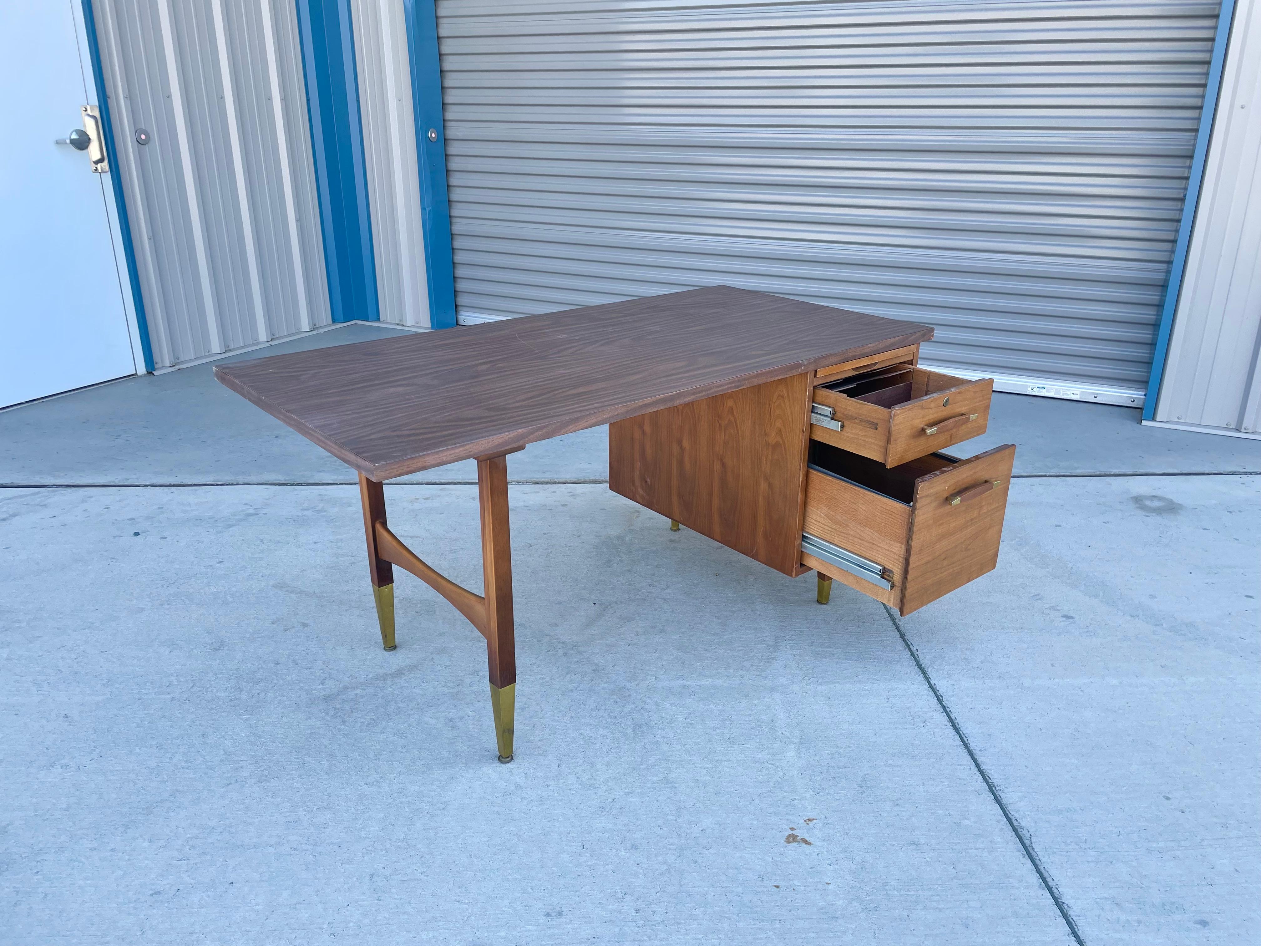 1960s Mid Century Modern Walnut Writing Desk In Good Condition For Sale In North Hollywood, CA