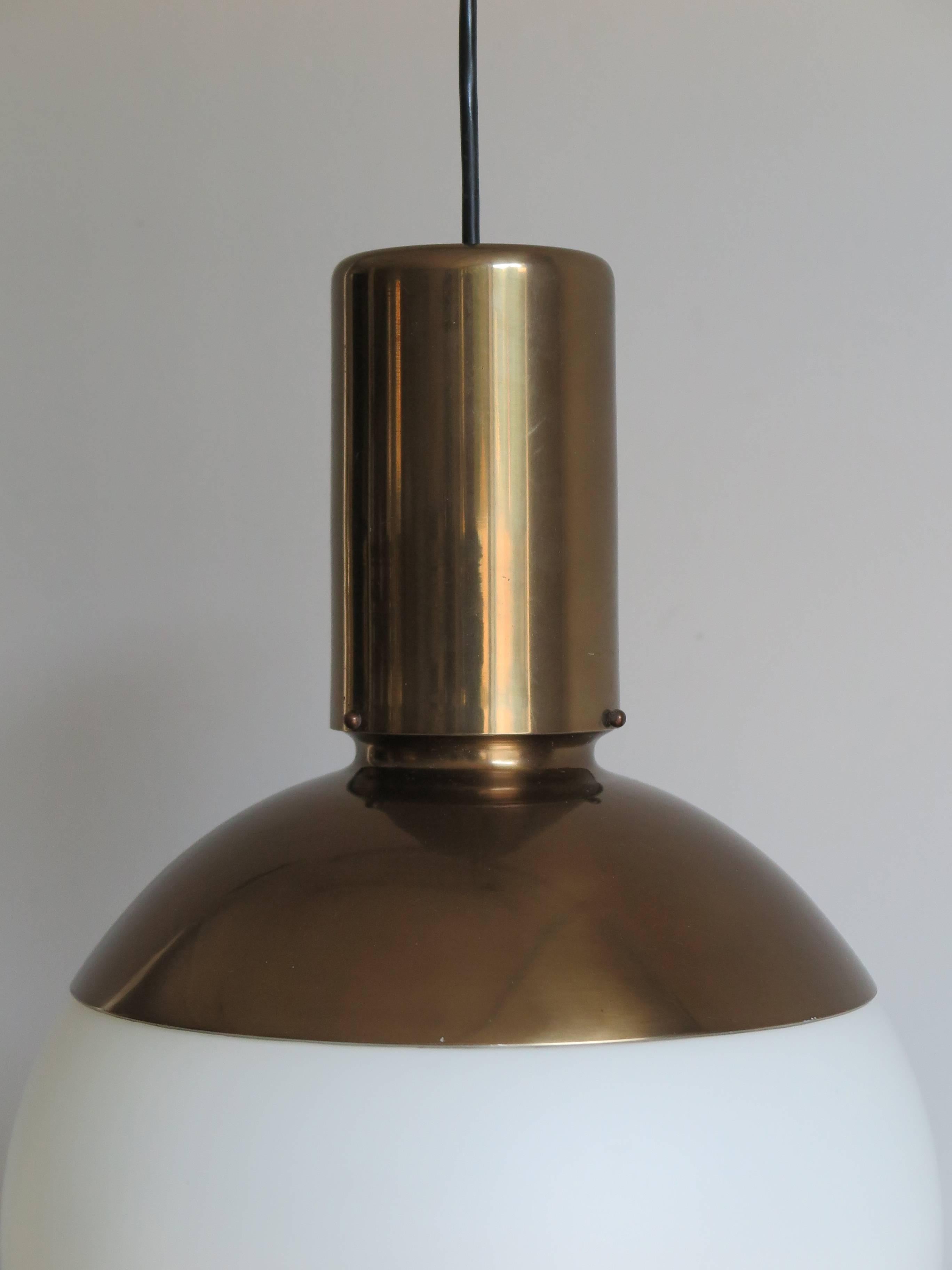 1960s Mid-Century Modern White Glass and Brass Italian Pendant Lamp In Excellent Condition In Reggio Emilia, IT