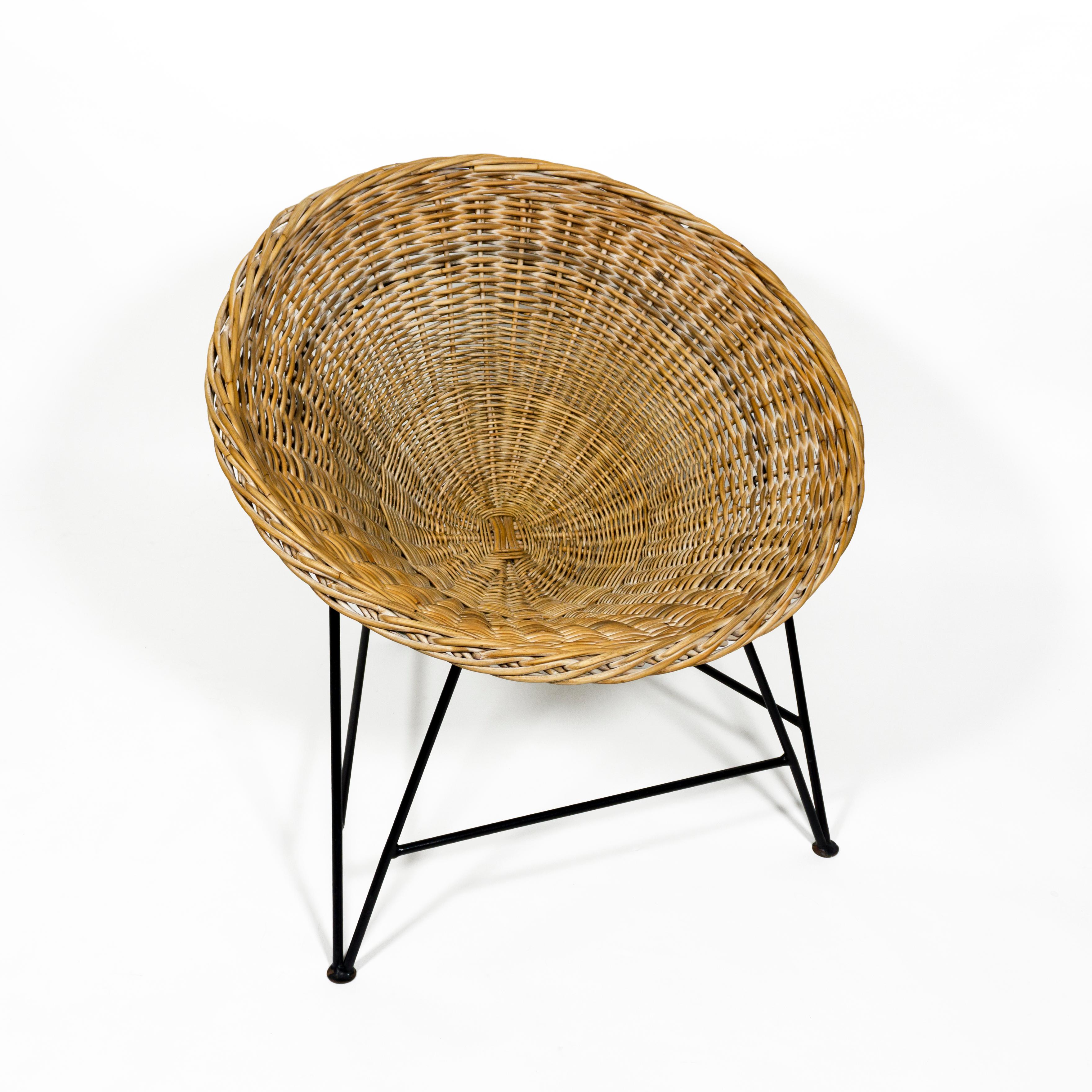 Européen 1960s Mid-Century Modern Wicker Basket Chair en rotin tressé avec base en fer en vente