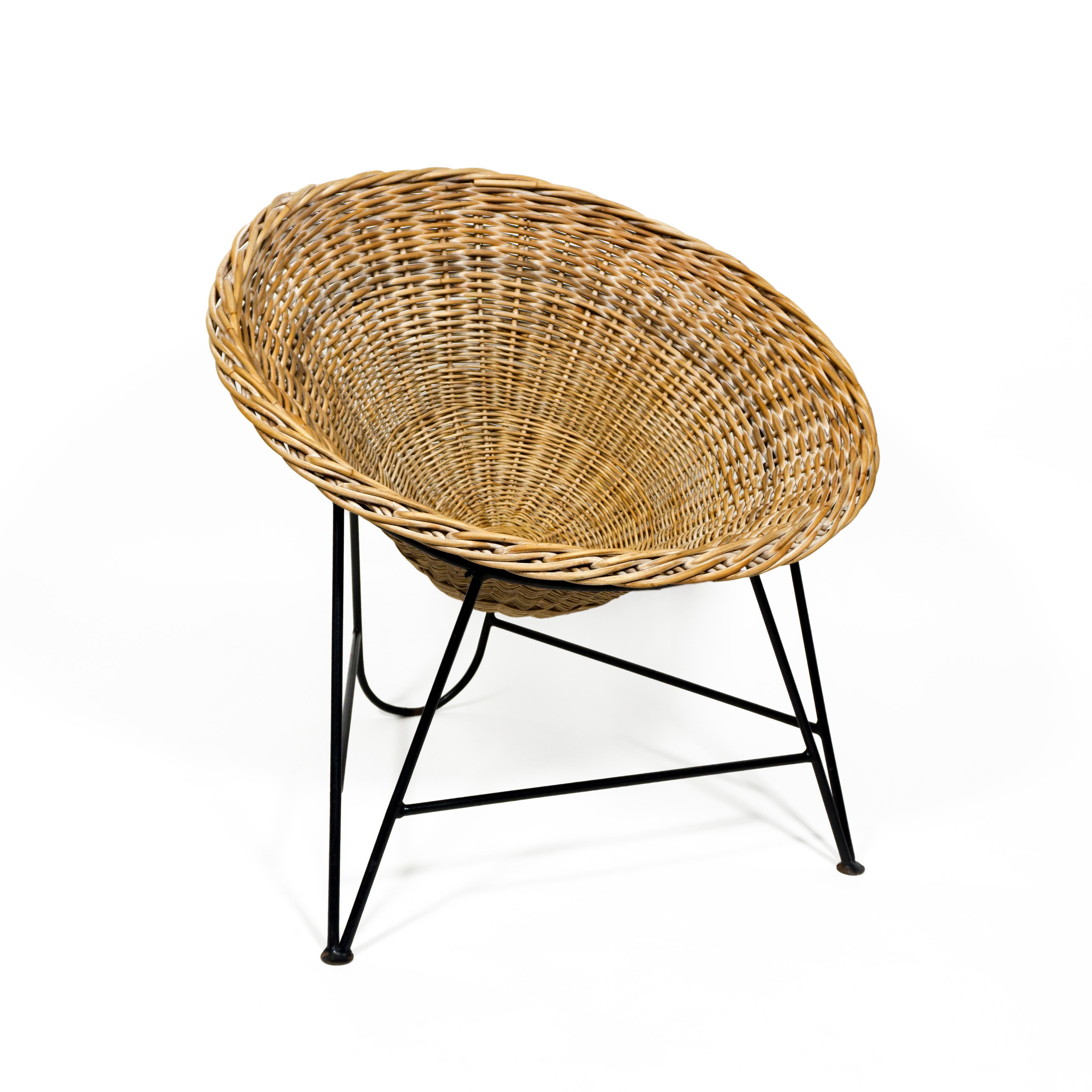 1960s Mid-Century Modern Wicker Basket Chair en rotin tressé avec base en fer Bon état - En vente à Regensburg, DE
