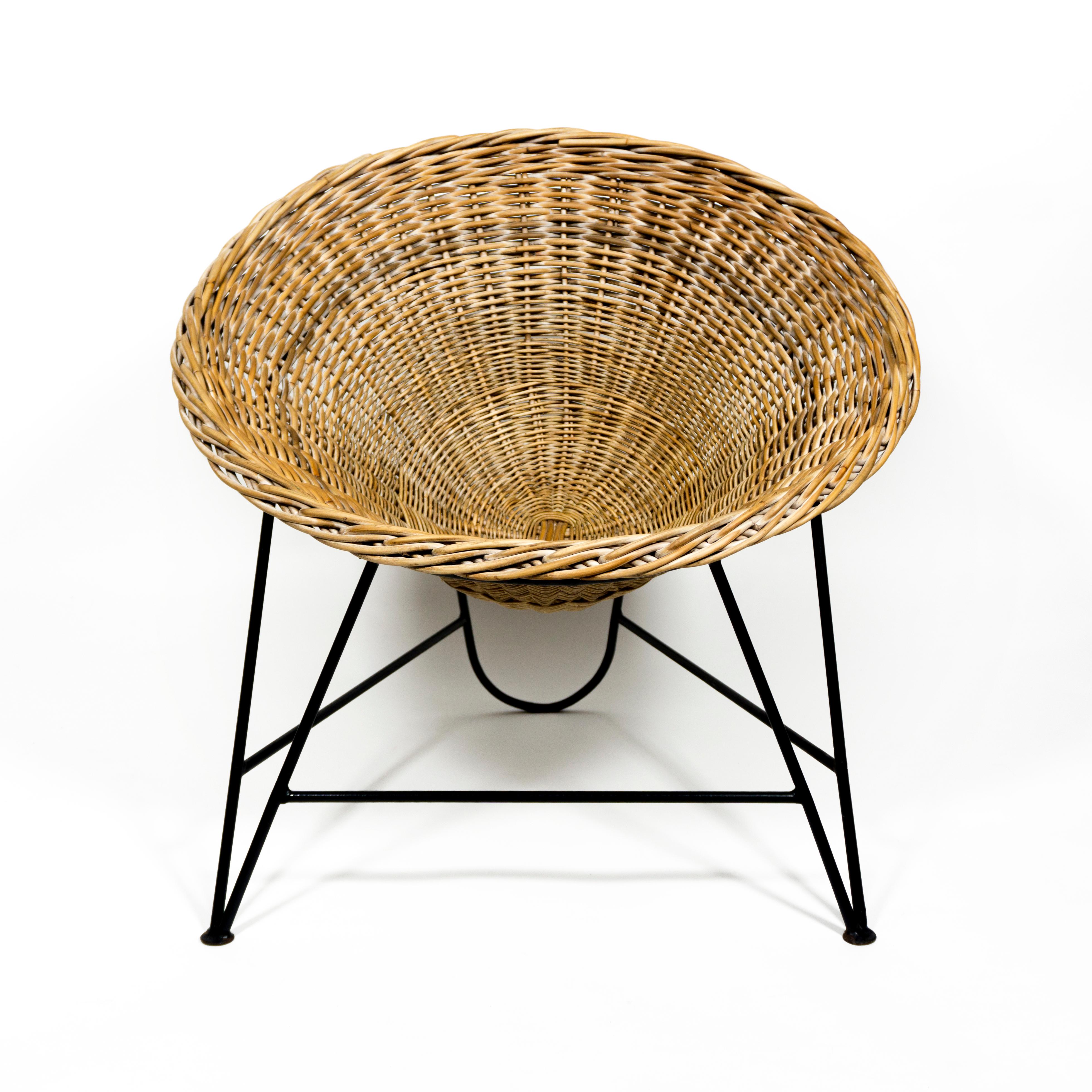 20ième siècle 1960s Mid-Century Modern Wicker Basket Chair en rotin tressé avec base en fer en vente