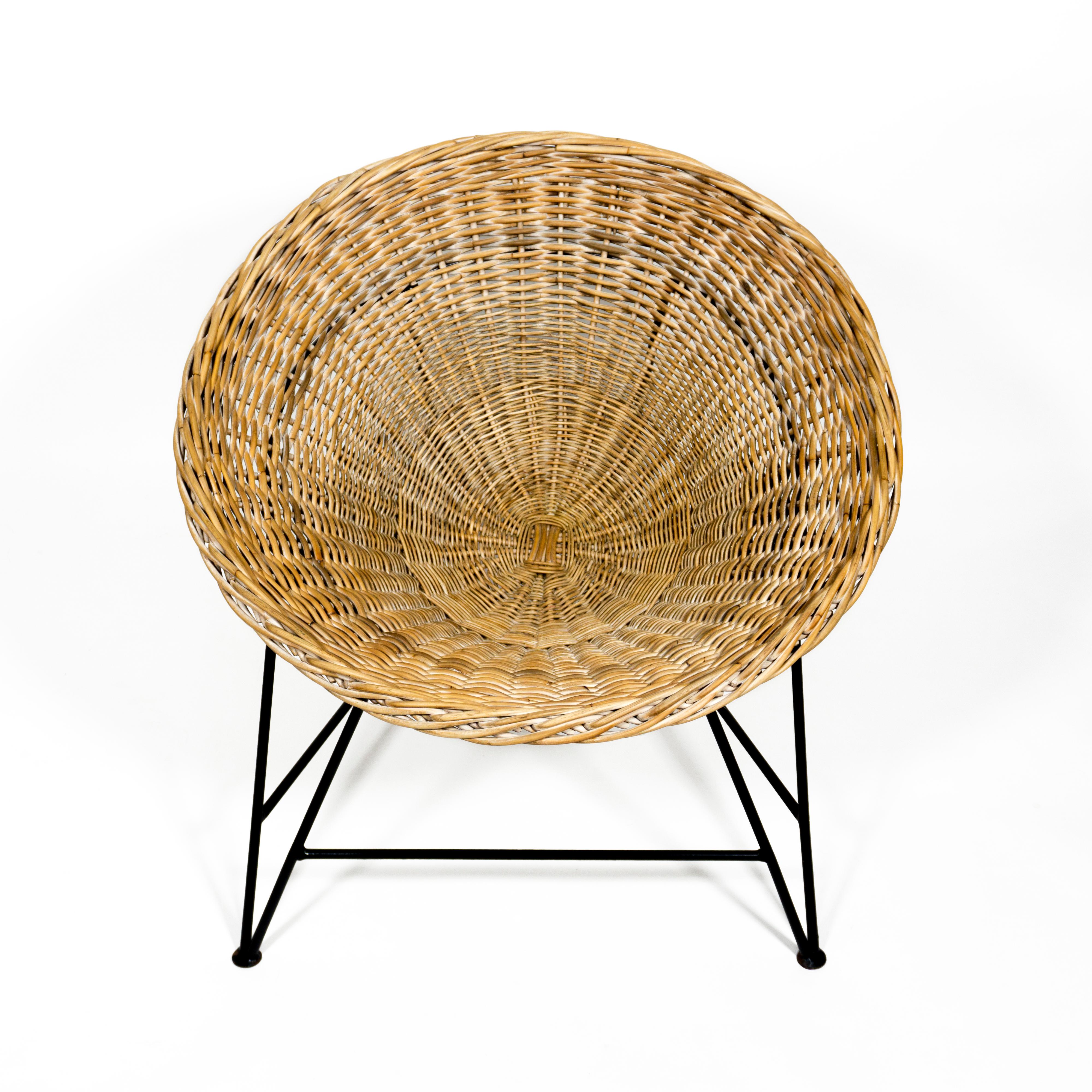 Rotin 1960s Mid-Century Modern Wicker Basket Chair en rotin tressé avec base en fer en vente