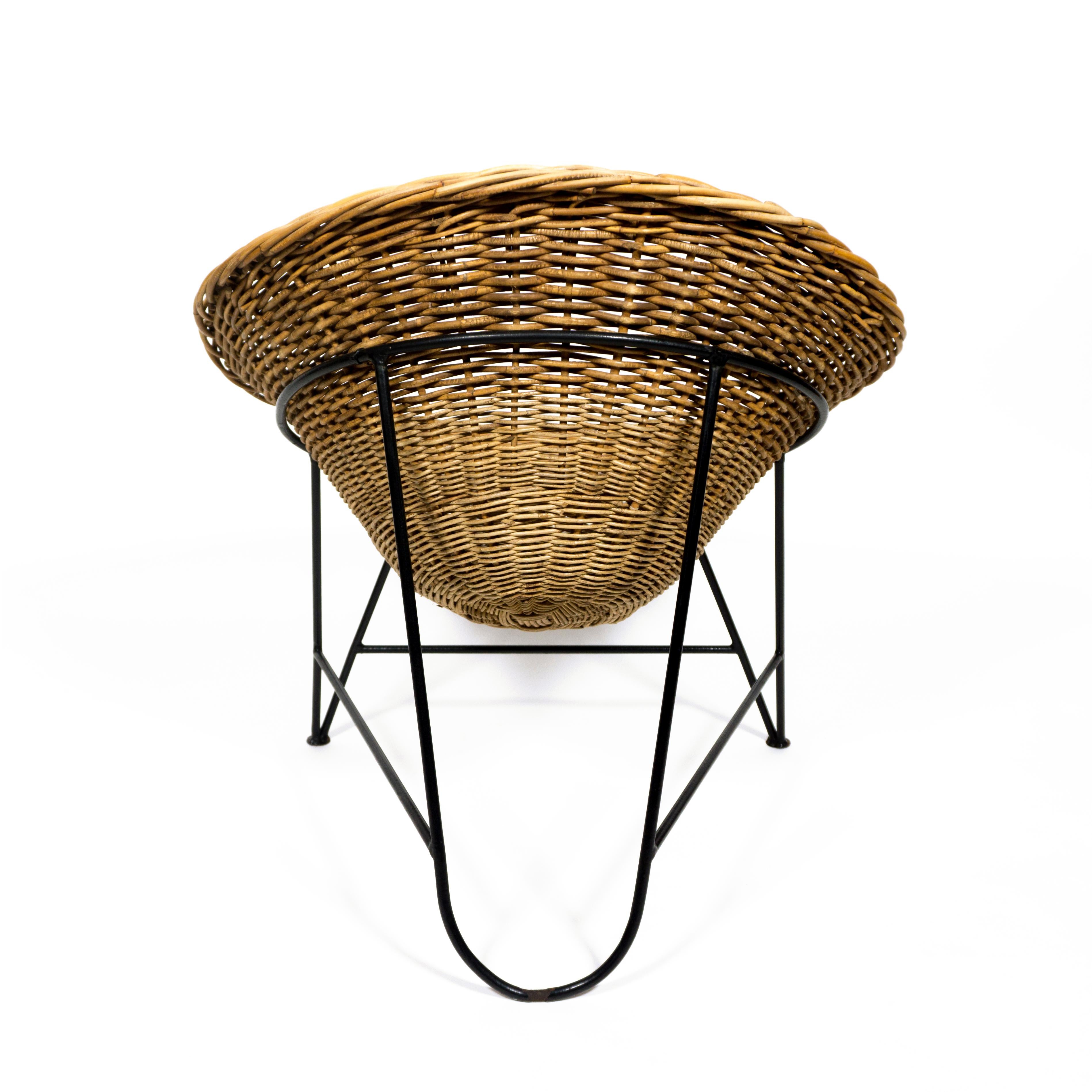1960s Mid-Century Modern Wicker Basket Chair en rotin tressé avec base en fer en vente 1