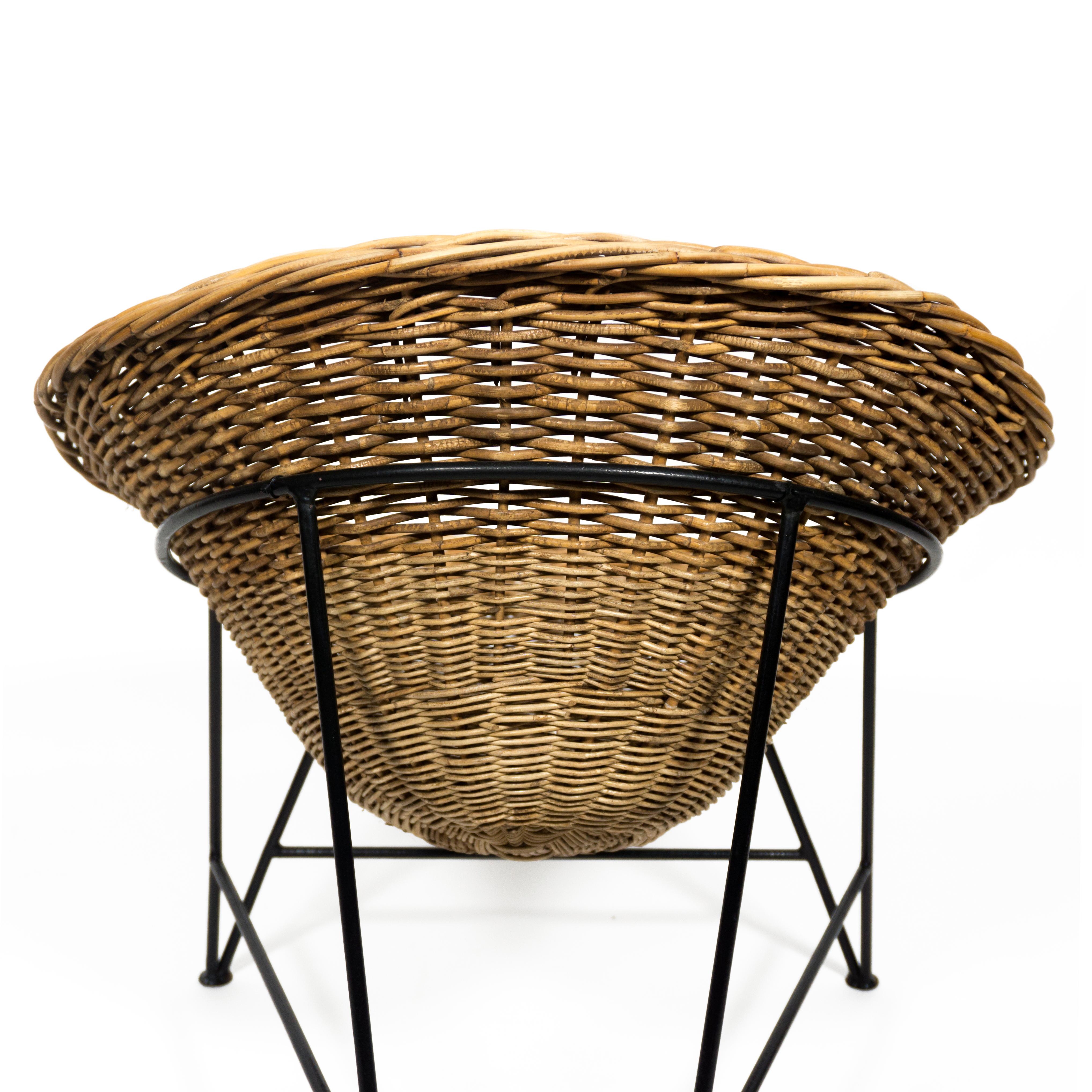 1960s Mid-Century Modern Wicker Basket Chair en rotin tressé avec base en fer en vente 2