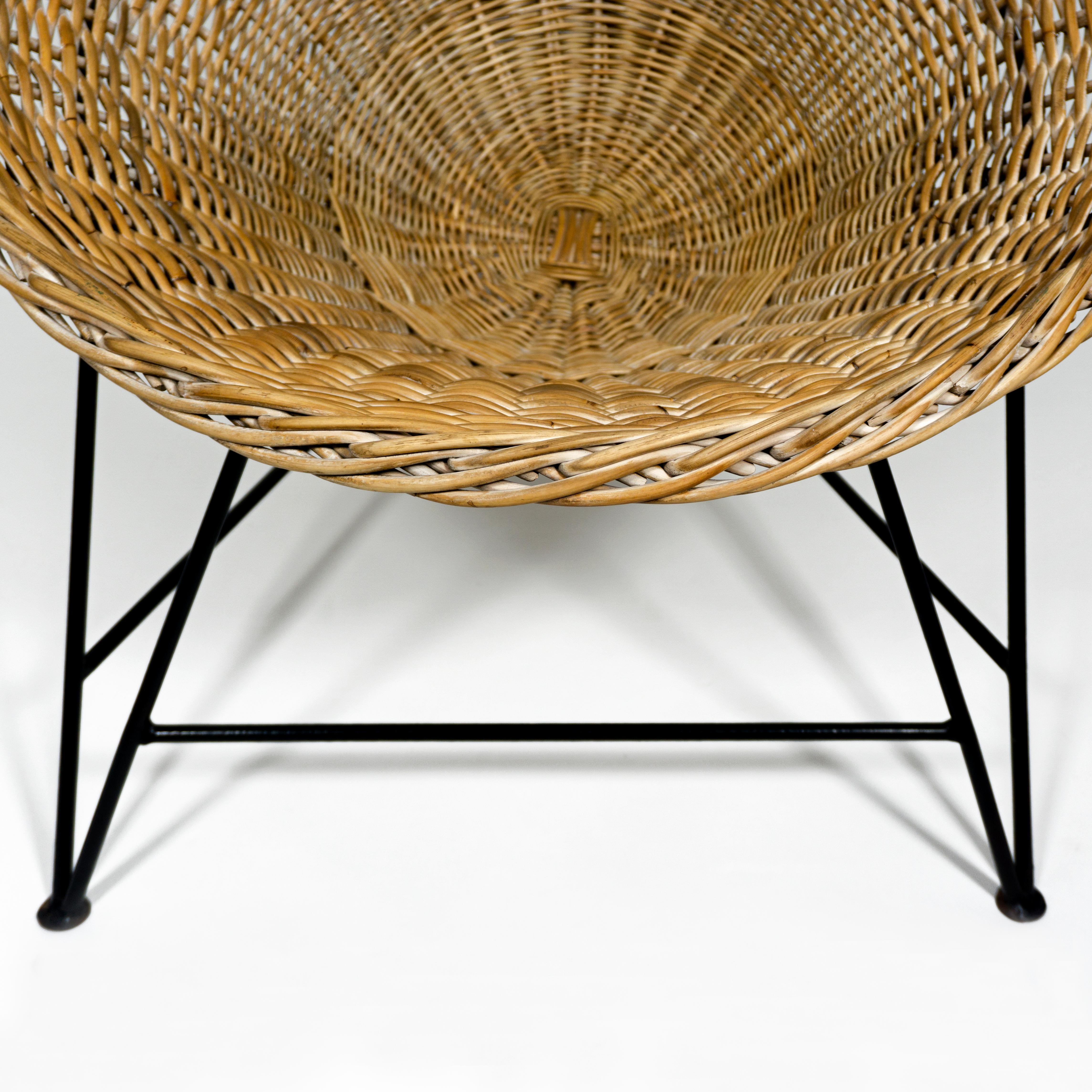 1960s Mid-Century Modern Wicker Basket Chair en rotin tressé avec base en fer en vente 3