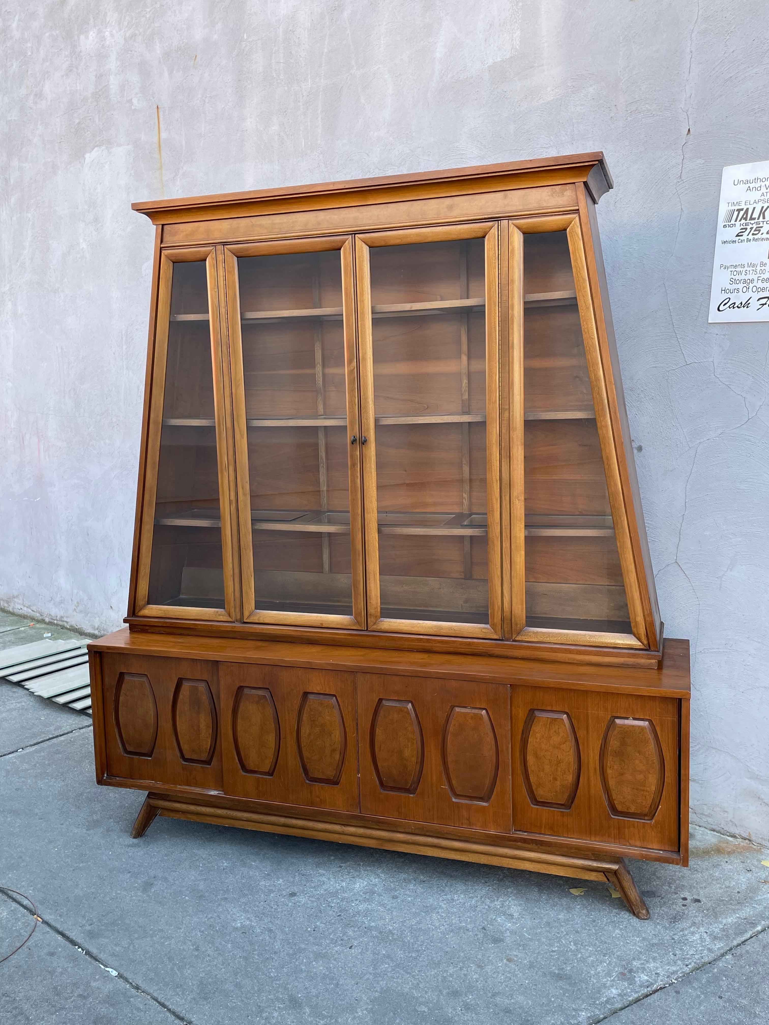 1960s Mid-Century Modern Young Mfg Diamond Buffet Lighted Hutch In Good Condition In Bensalem, PA