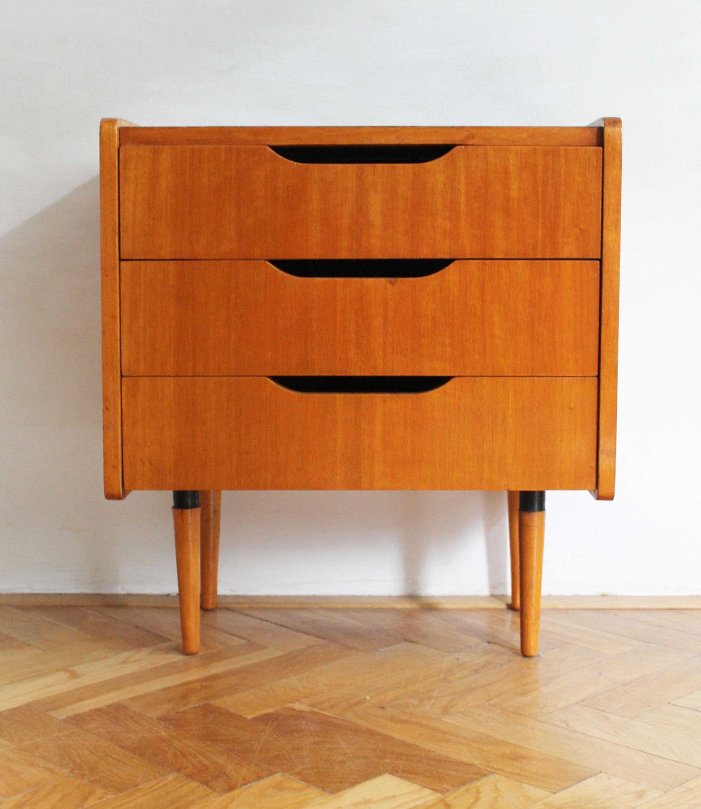 1960's Mid Century Nachttisch von Novy Domov im Zustand „Gut“ im Angebot in Brno, CZ