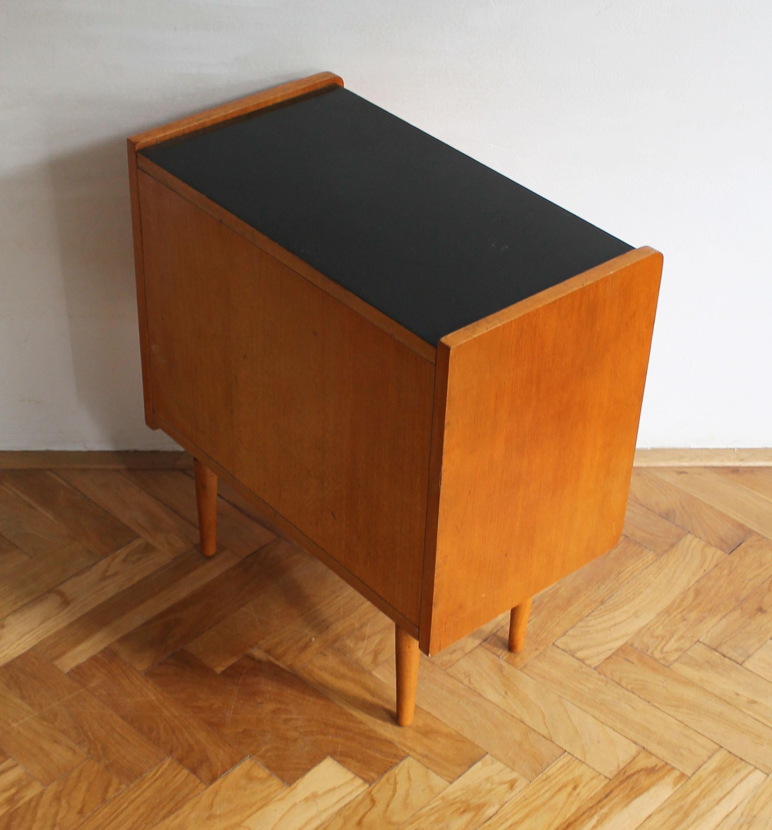 1960's Mid Century Nachttisch von Novy Domov (Buchenholz) im Angebot