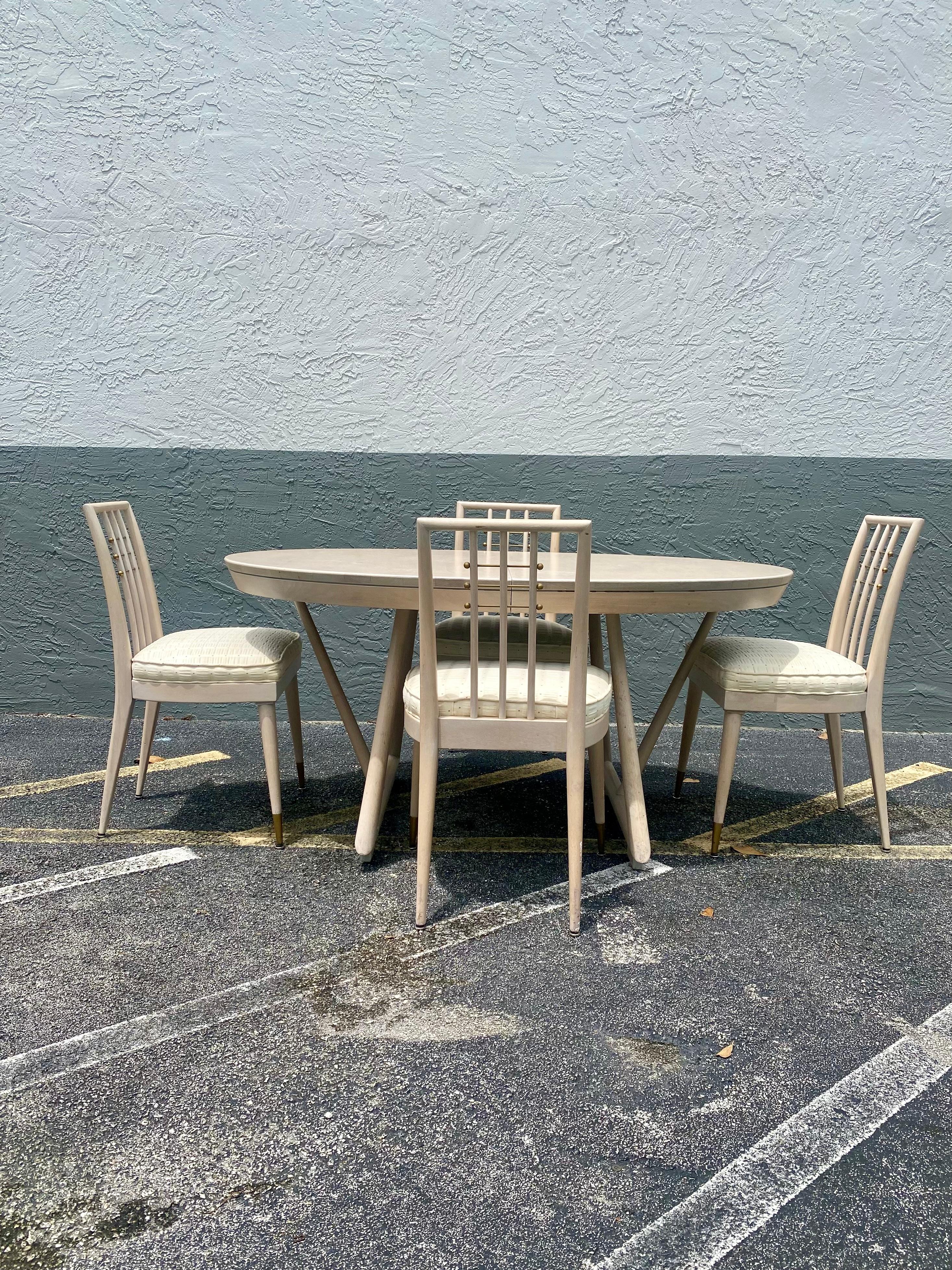 Nous vous proposons ici l'une des plus belles tables de salle à manger à rallonge et chaises en bois que vous puissiez espérer trouver. Il s'agit d'une occasion très rare d'acquérir ce qui est, sans équivoque, le meilleur des meilleurs, car il