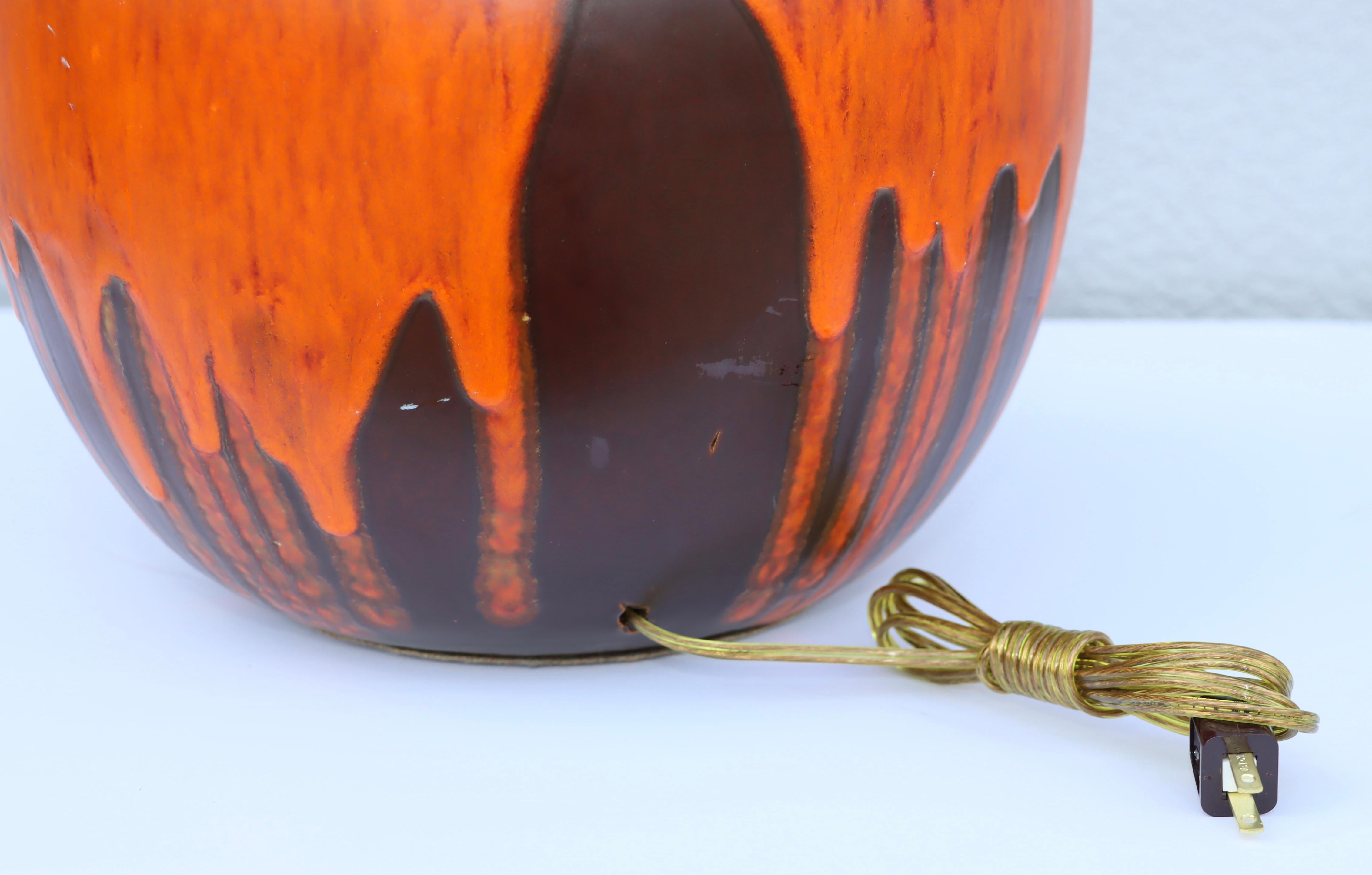 Lámpara de sobremesa esmaltada con goteo de lava naranja de mediados de siglo de 1960 en venta 5