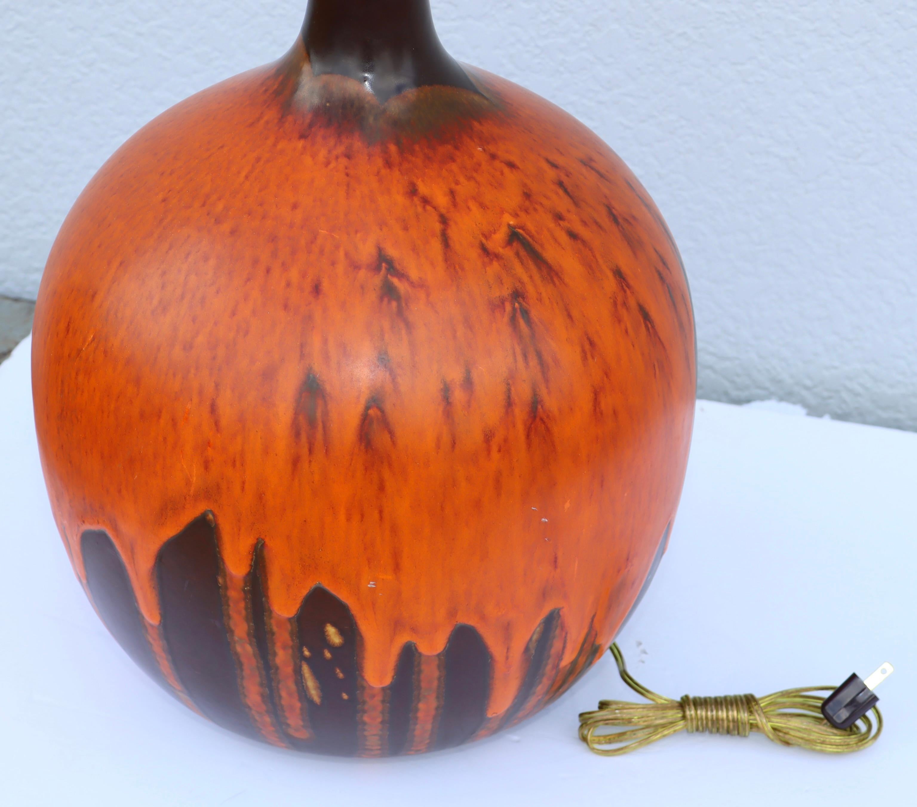 Lámpara de sobremesa esmaltada con goteo de lava naranja de mediados de siglo de 1960 en venta 9