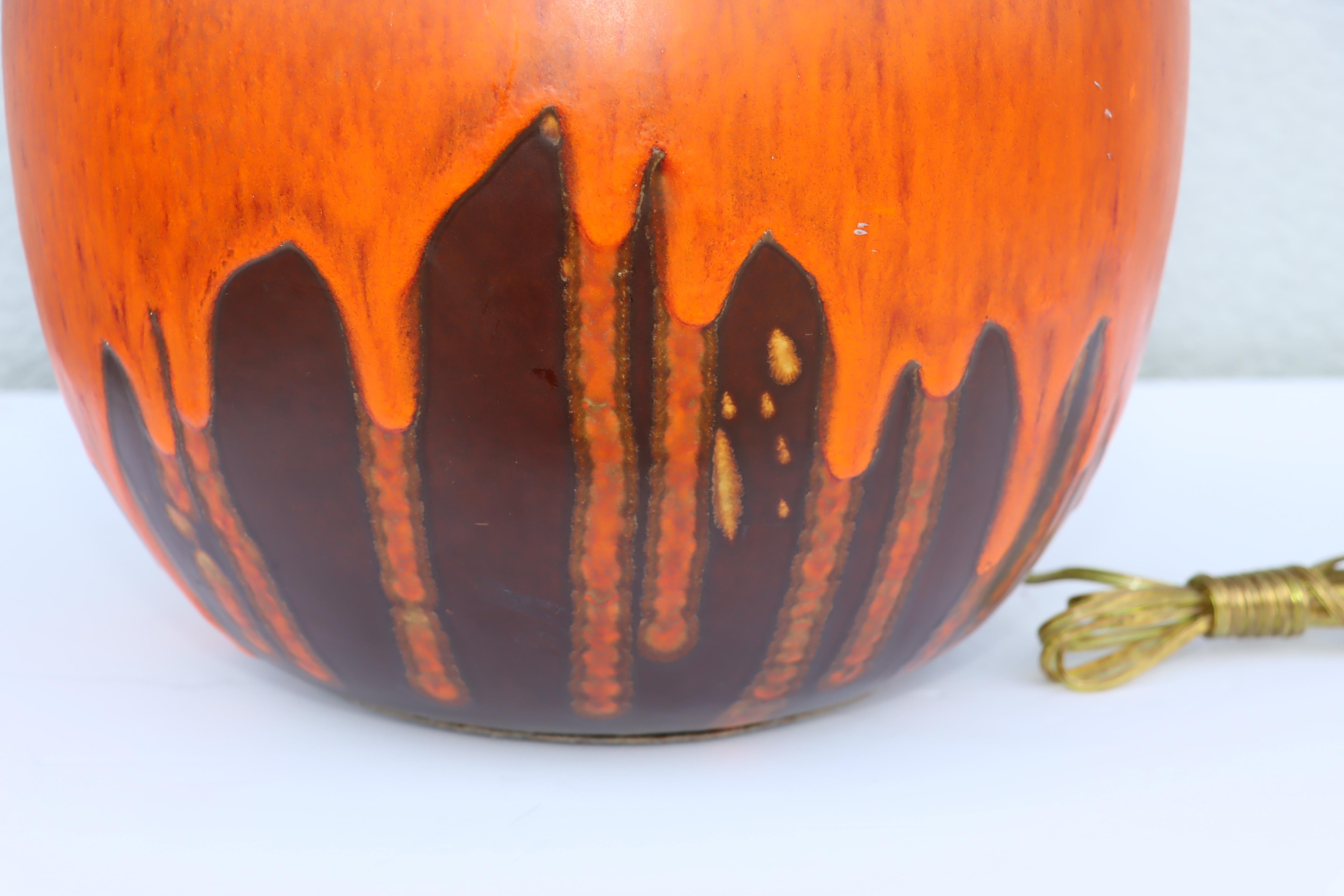 Lámpara de sobremesa esmaltada con goteo de lava naranja de mediados de siglo de 1960 en venta 10