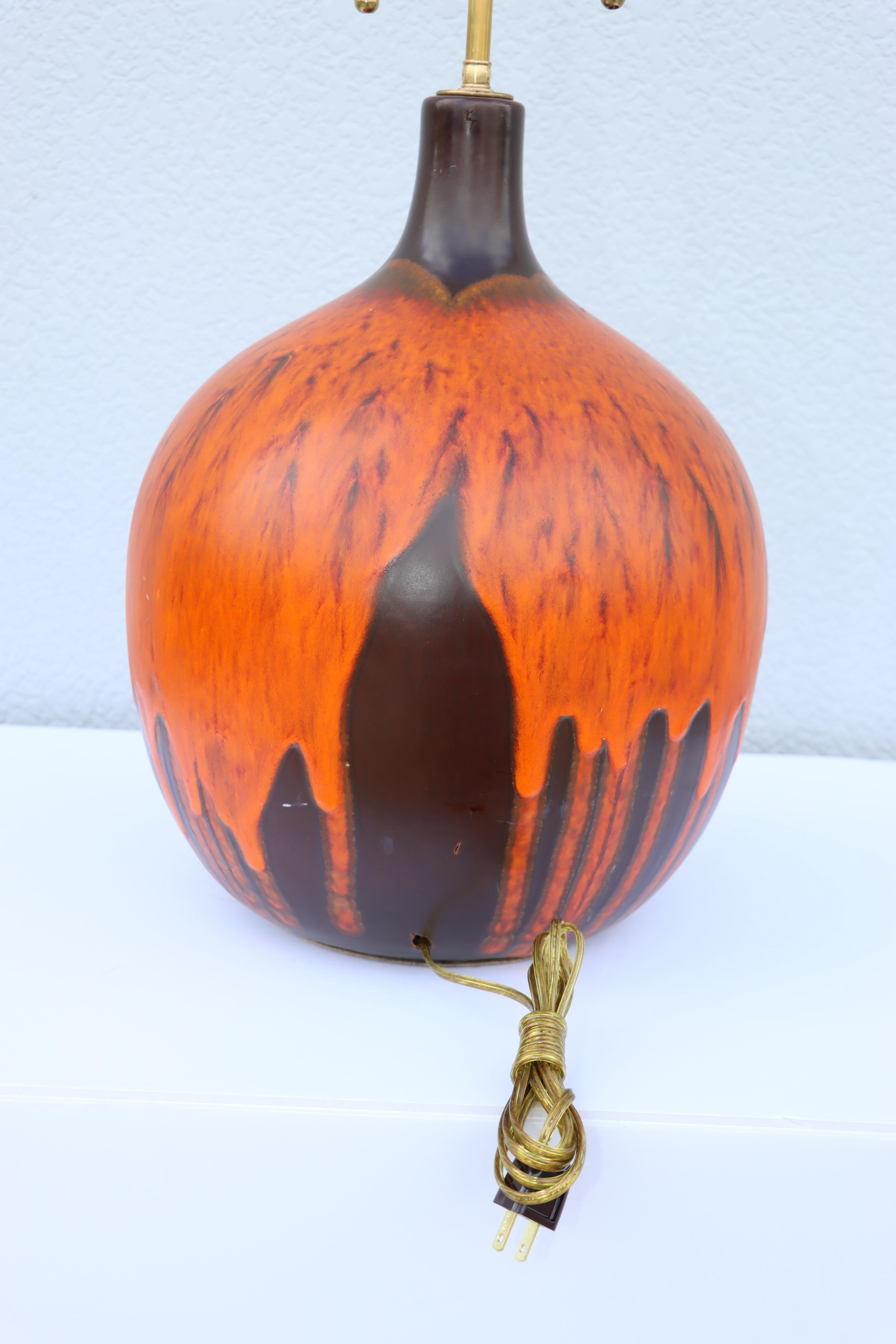 Lámpara de sobremesa esmaltada con goteo de lava naranja de mediados de siglo de 1960 en venta 13