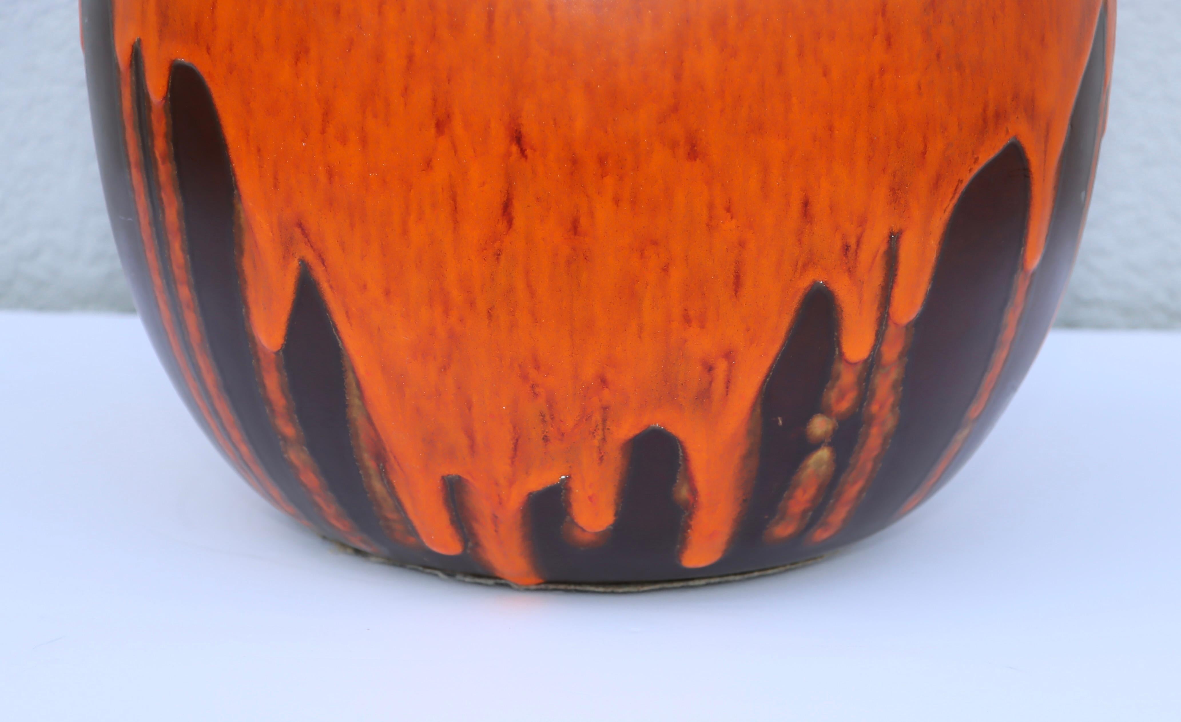 Lámpara de sobremesa esmaltada con goteo de lava naranja de mediados de siglo de 1960 Estadounidense en venta