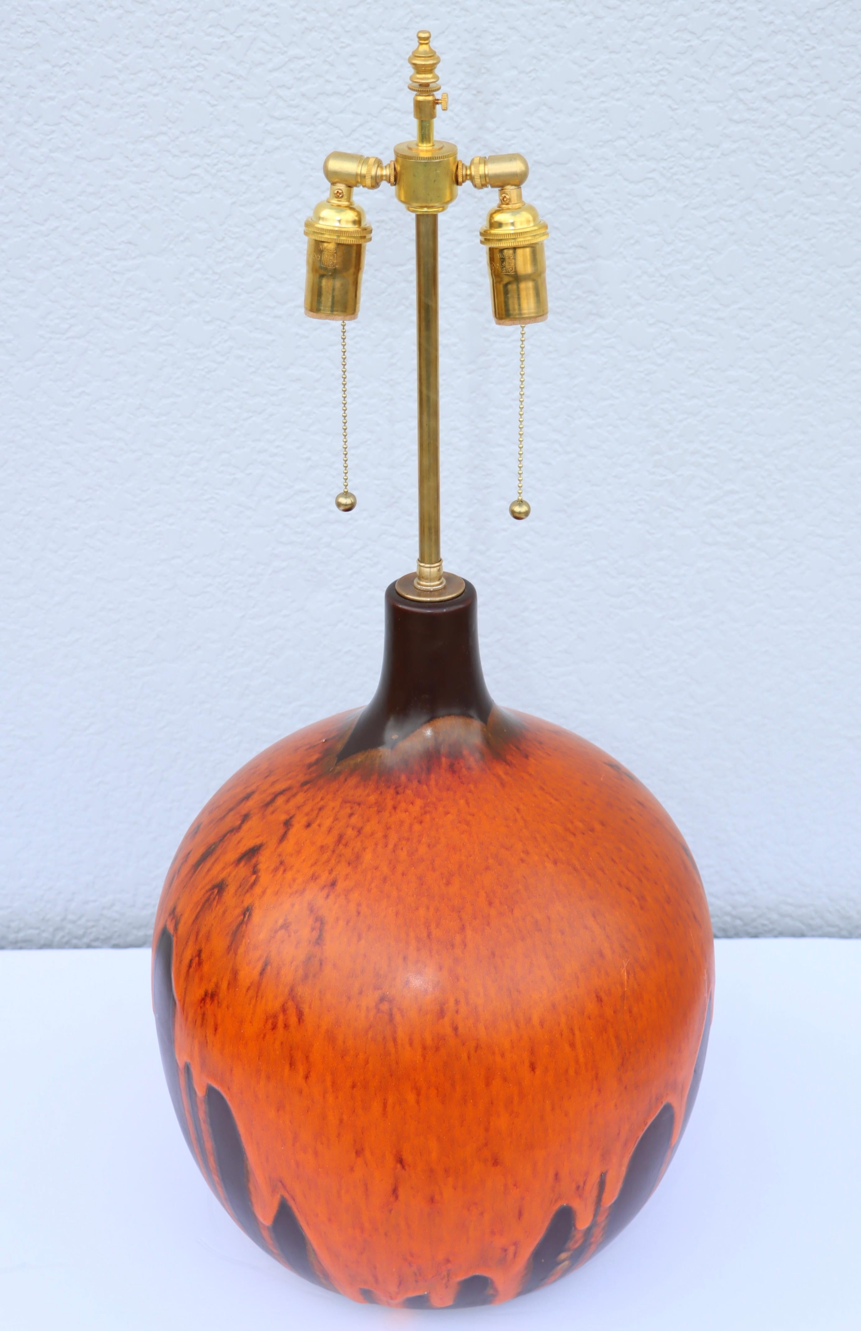 Lámpara de sobremesa esmaltada con goteo de lava naranja de mediados de siglo de 1960 en Bueno estado para la venta en New York, NY