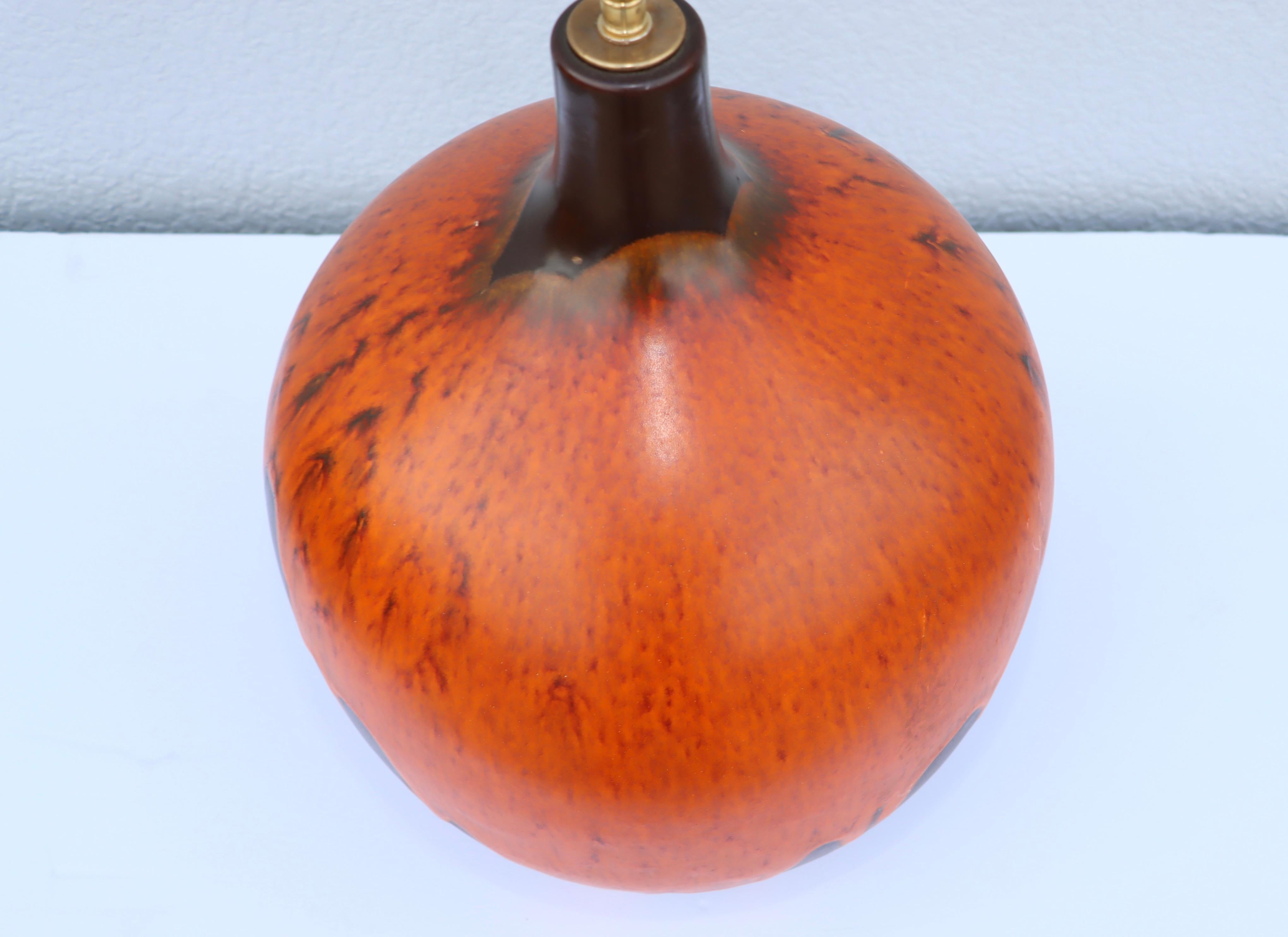 Lámpara de sobremesa esmaltada con goteo de lava naranja de mediados de siglo de 1960 mediados del siglo XX en venta