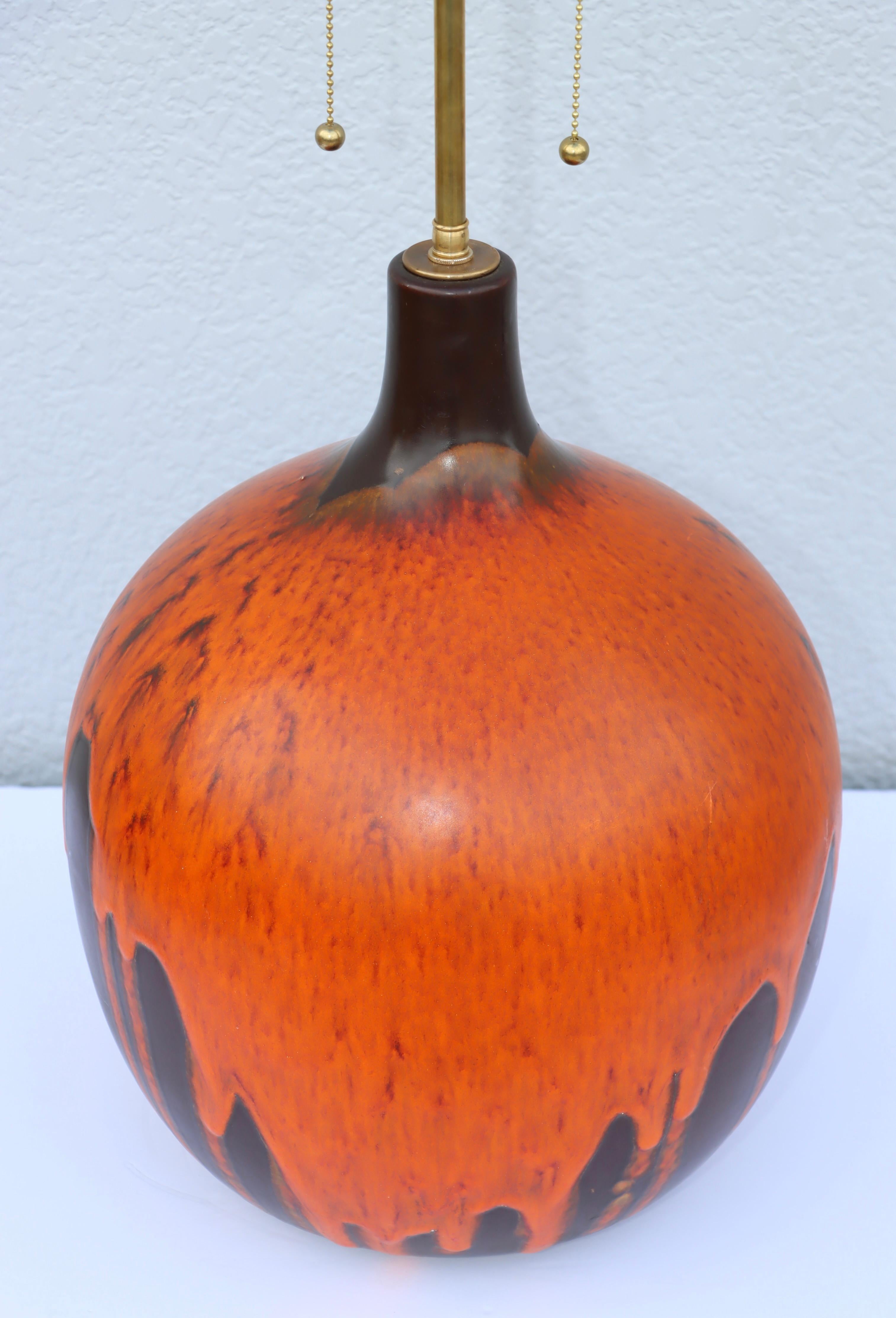 Lámpara de sobremesa esmaltada con goteo de lava naranja de mediados de siglo de 1960 en venta 1
