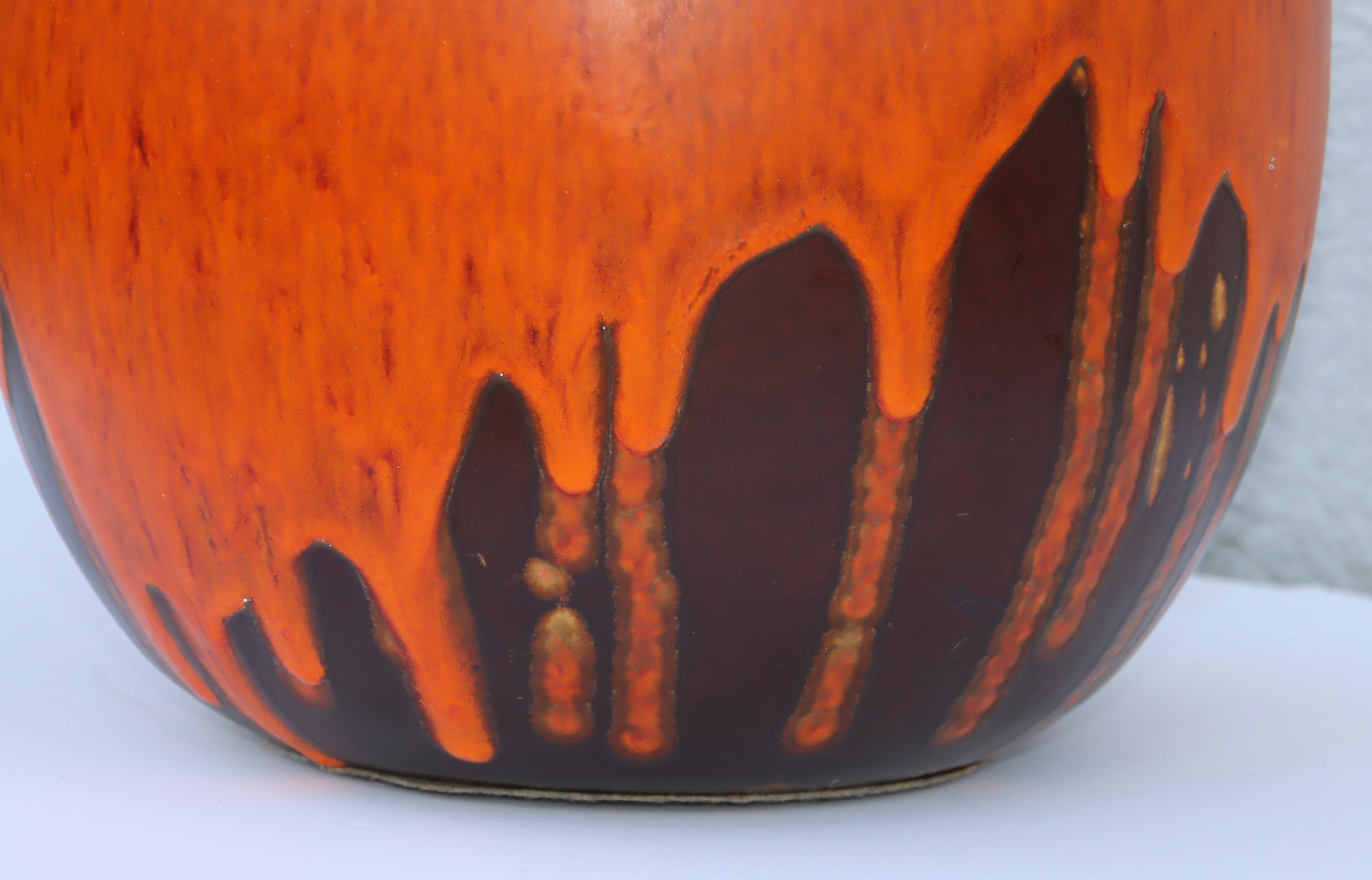 Lámpara de sobremesa esmaltada con goteo de lava naranja de mediados de siglo de 1960 en venta 2
