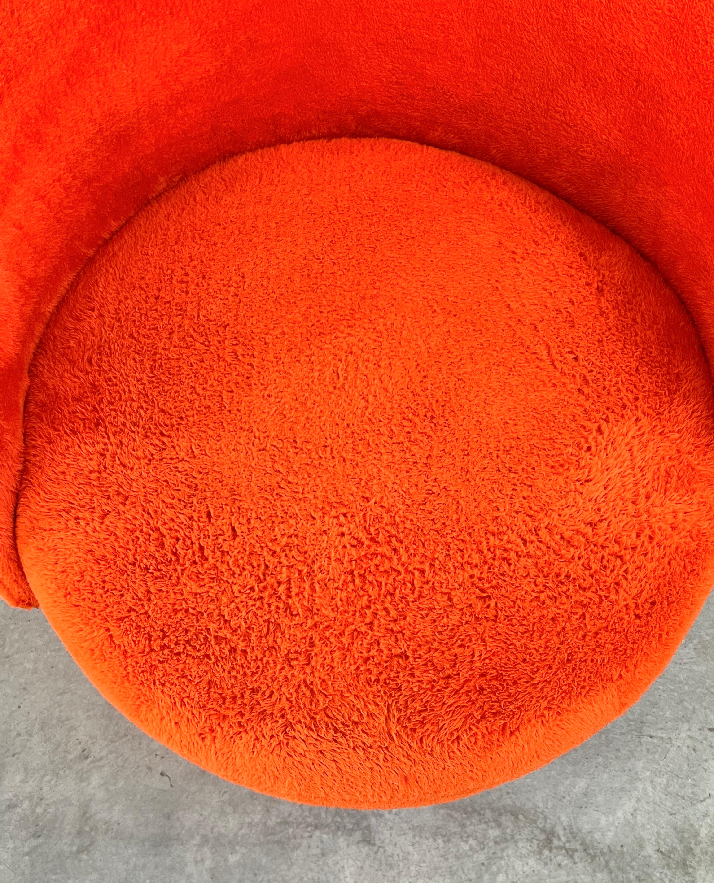 Tissu d'ameublement Chaise baril pivotante orange des années 1960 dans le style d'Adrian Pearsall en vente