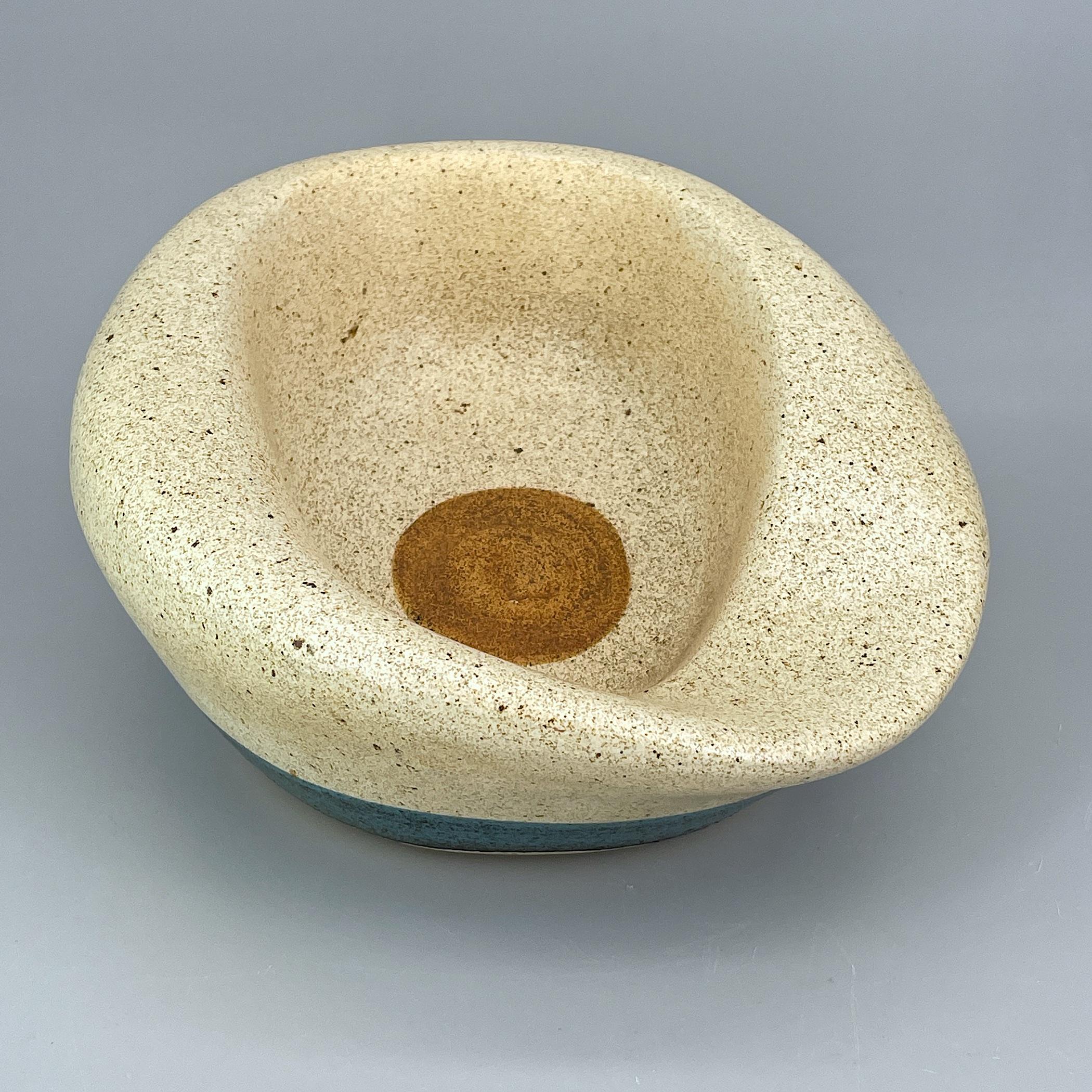 Mid-Century Modern Plat de table en poterie organique peint au design géométrique, années 1960 en vente