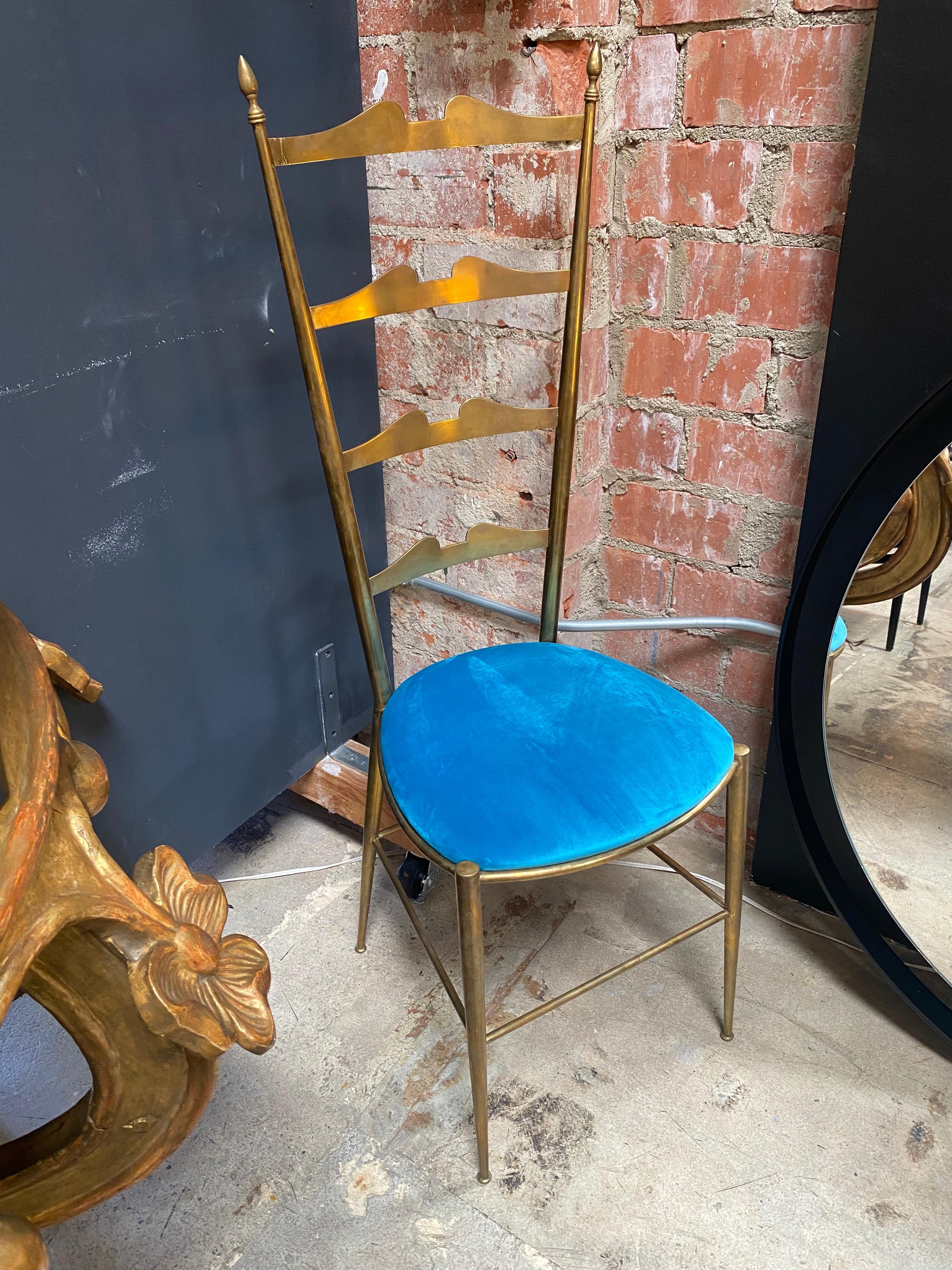 This extraordinary mid-century Italian brass and blue suede dining room chairs is made out of fully brass base and blue suede fabric.
It is in beautiful untouched original condition and I bought it out of a house in Italy. The chairs are