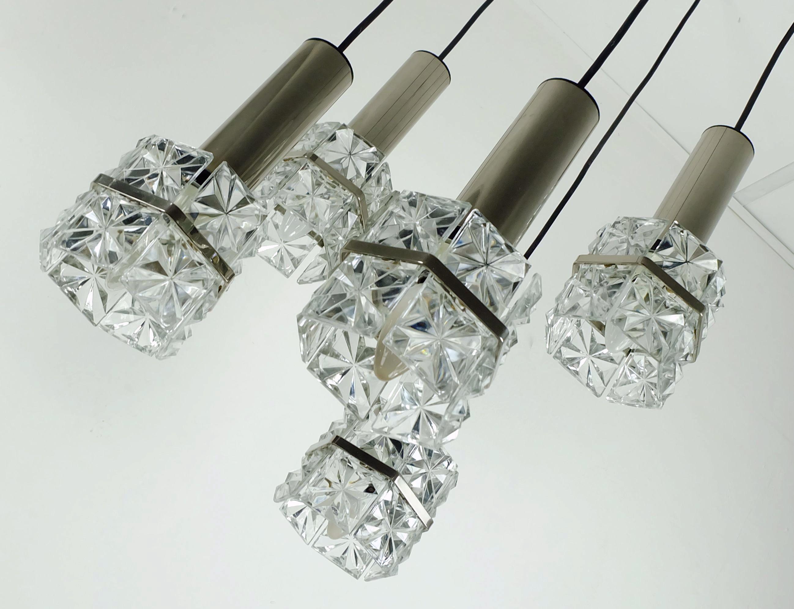 1960 metà secolo PENDANT LIGHT Lampada a cascata a 5 luci in vetro sfaccettato e cromo in vendita 3