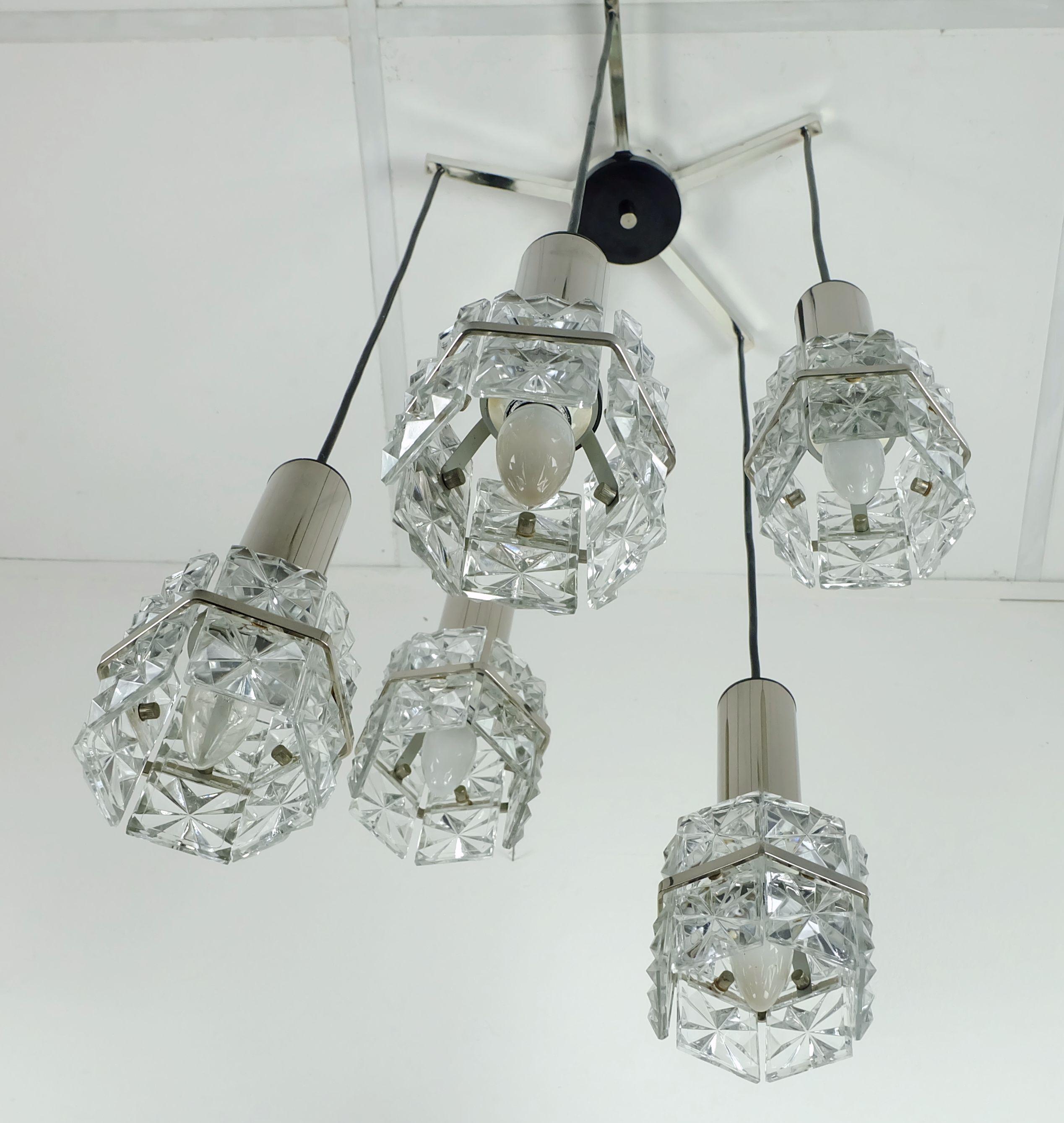 1960 metà secolo PENDANT LIGHT Lampada a cascata a 5 luci in vetro sfaccettato e cromo in vendita 4