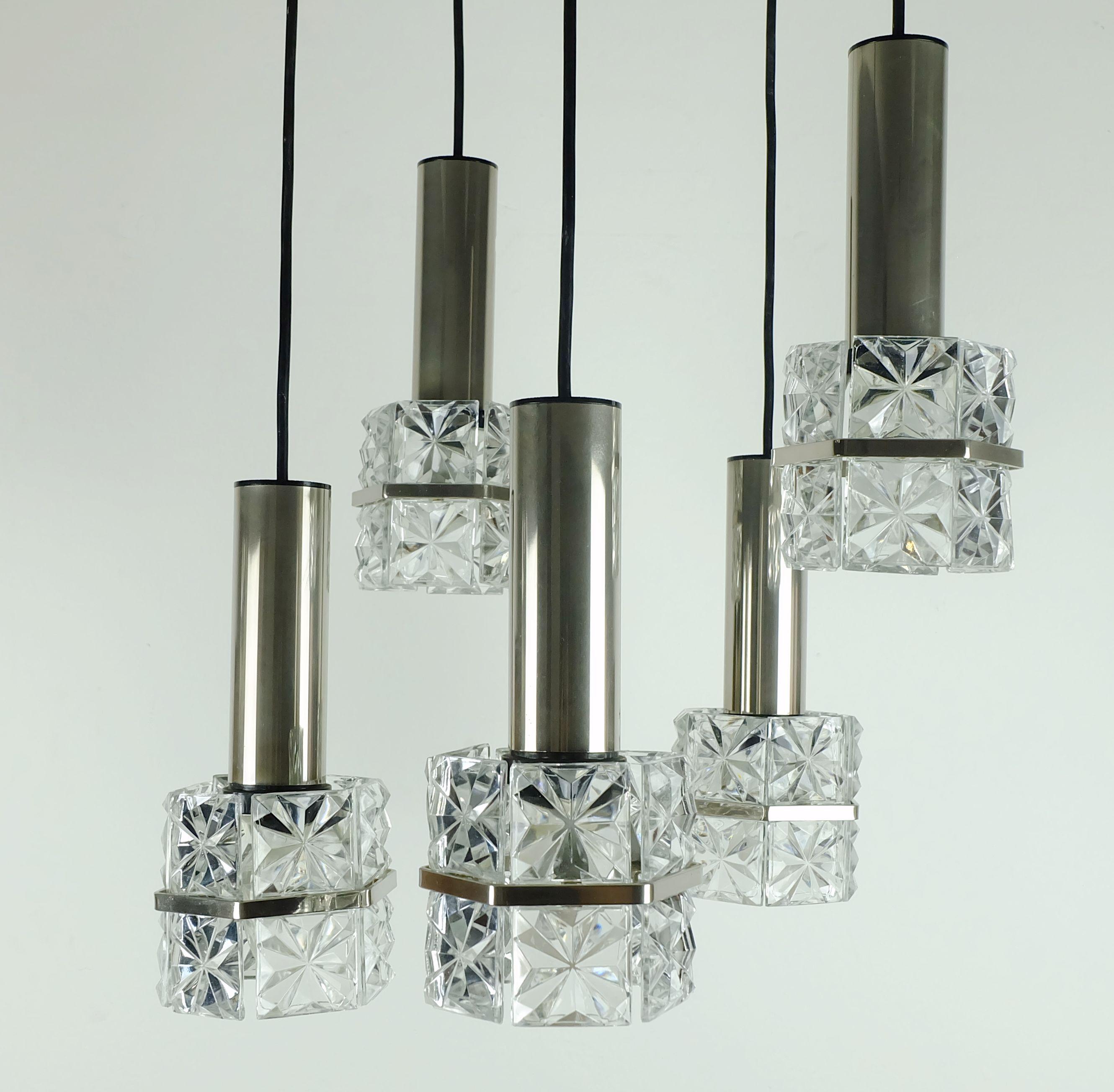 Mid-Century moderno 1960 metà secolo PENDANT LIGHT Lampada a cascata a 5 luci in vetro sfaccettato e cromo in vendita