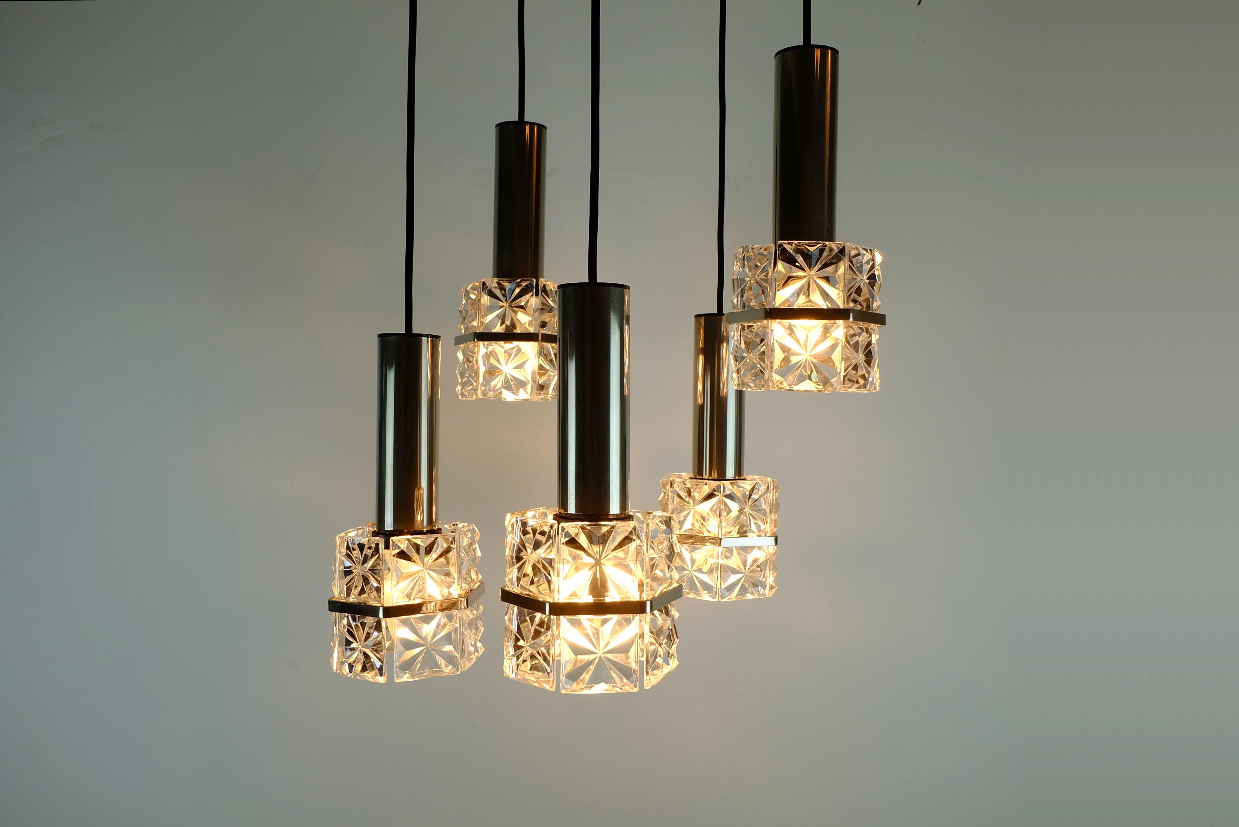 Vetro 1960 metà secolo PENDANT LIGHT Lampada a cascata a 5 luci in vetro sfaccettato e cromo in vendita