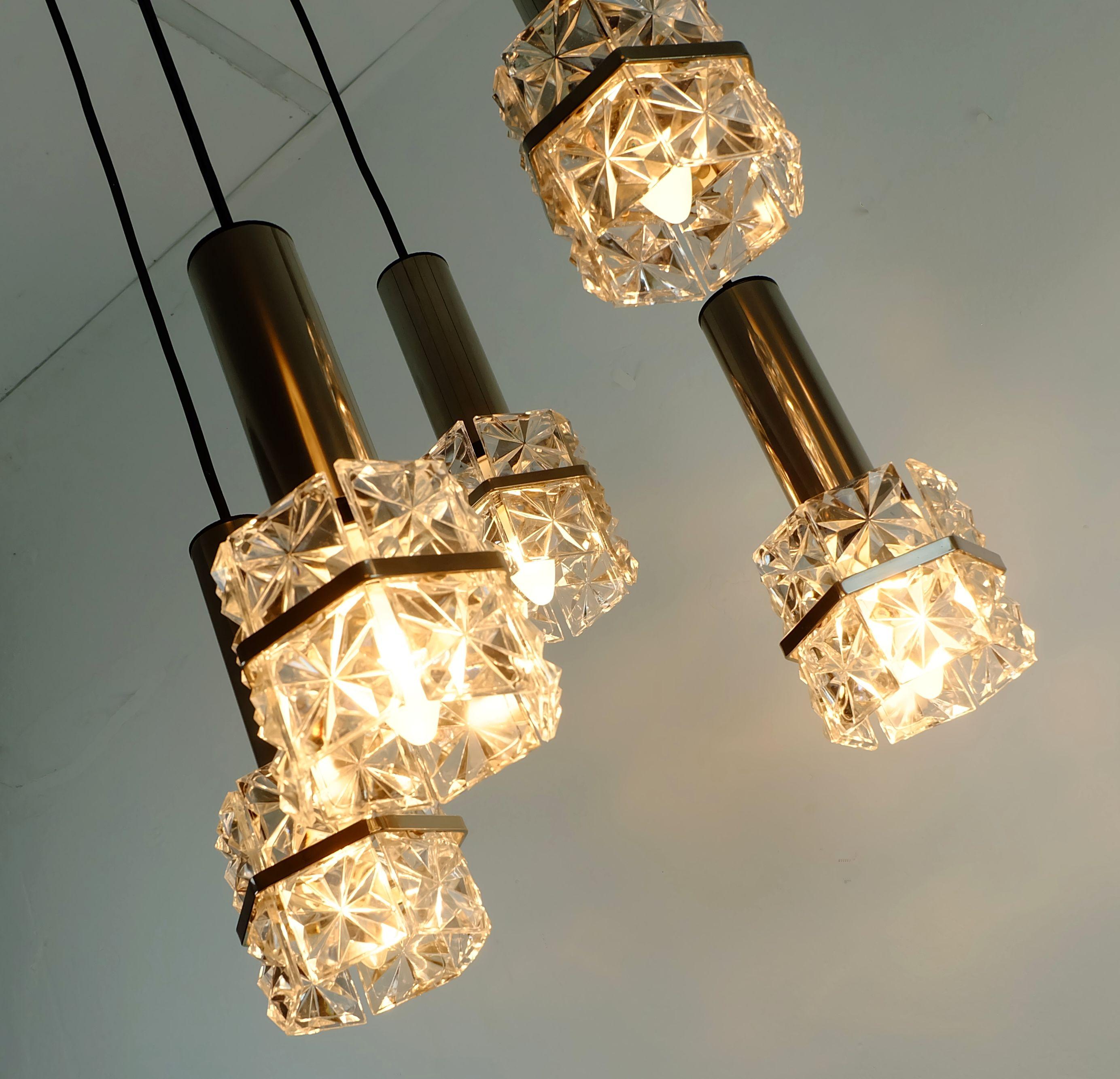 1960 metà secolo PENDANT LIGHT Lampada a cascata a 5 luci in vetro sfaccettato e cromo in vendita 2