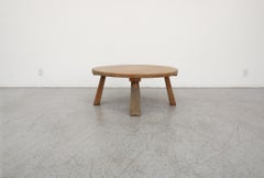1960s, Mid-Century Table basse ronde en chêne brutaliste inspirée par Pierre Chapo