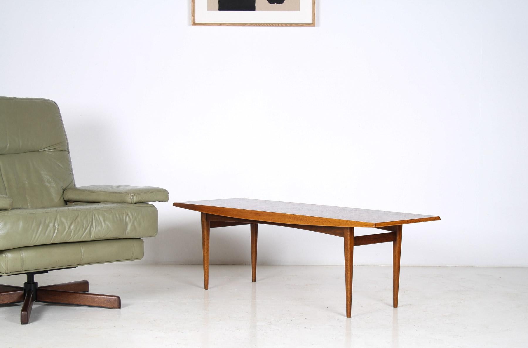 A beautifully presented mid-century teak coffee table designed by the British maker Gordon Russell.  Measuring H39.5cm x L121.5cm x W46cm, it’s an ideal piece for small narrow interior layout or as a side table next to a sofa.

It offers that