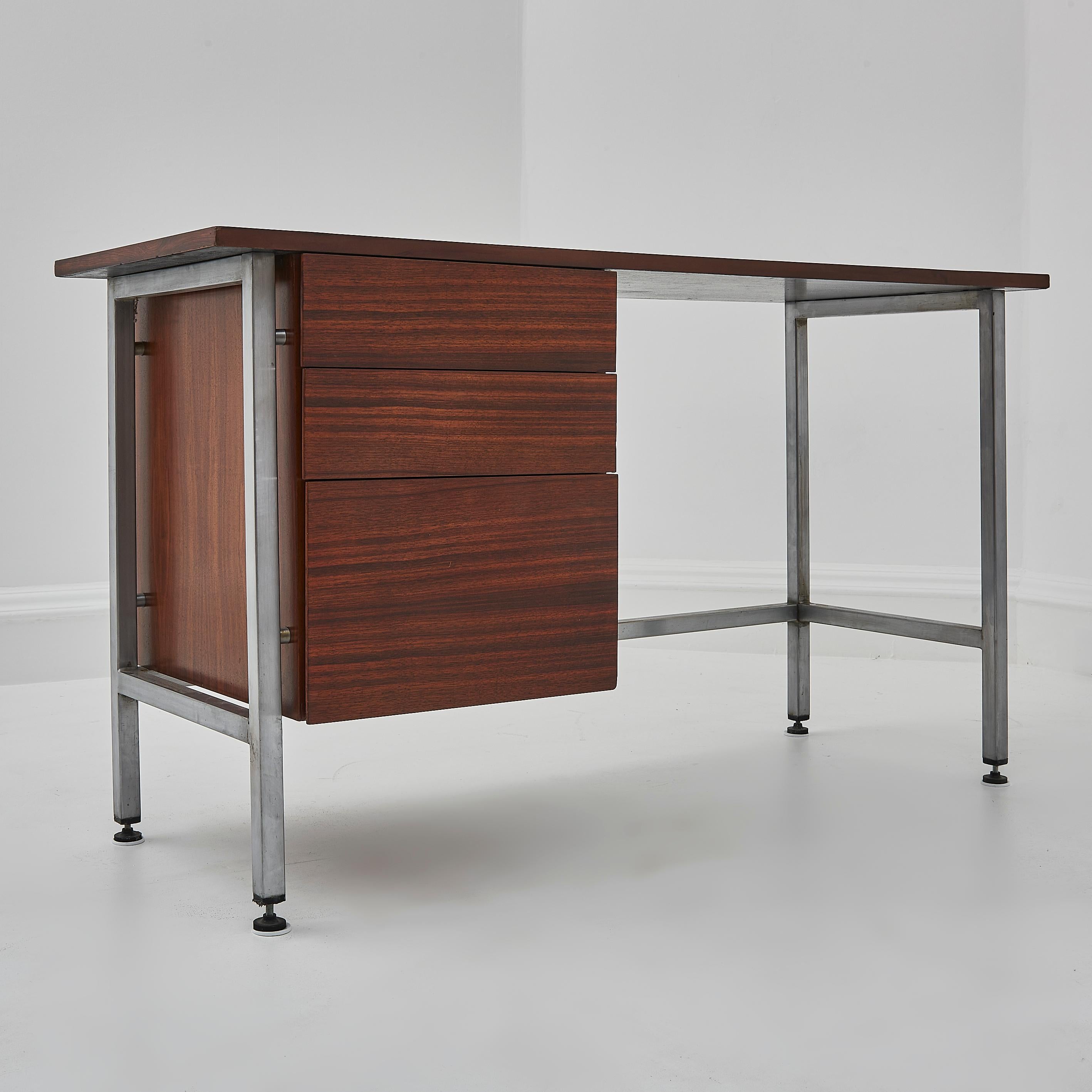 Scrivania in palissandro e cromo del 1960 di Florence Knoll in vendita 4