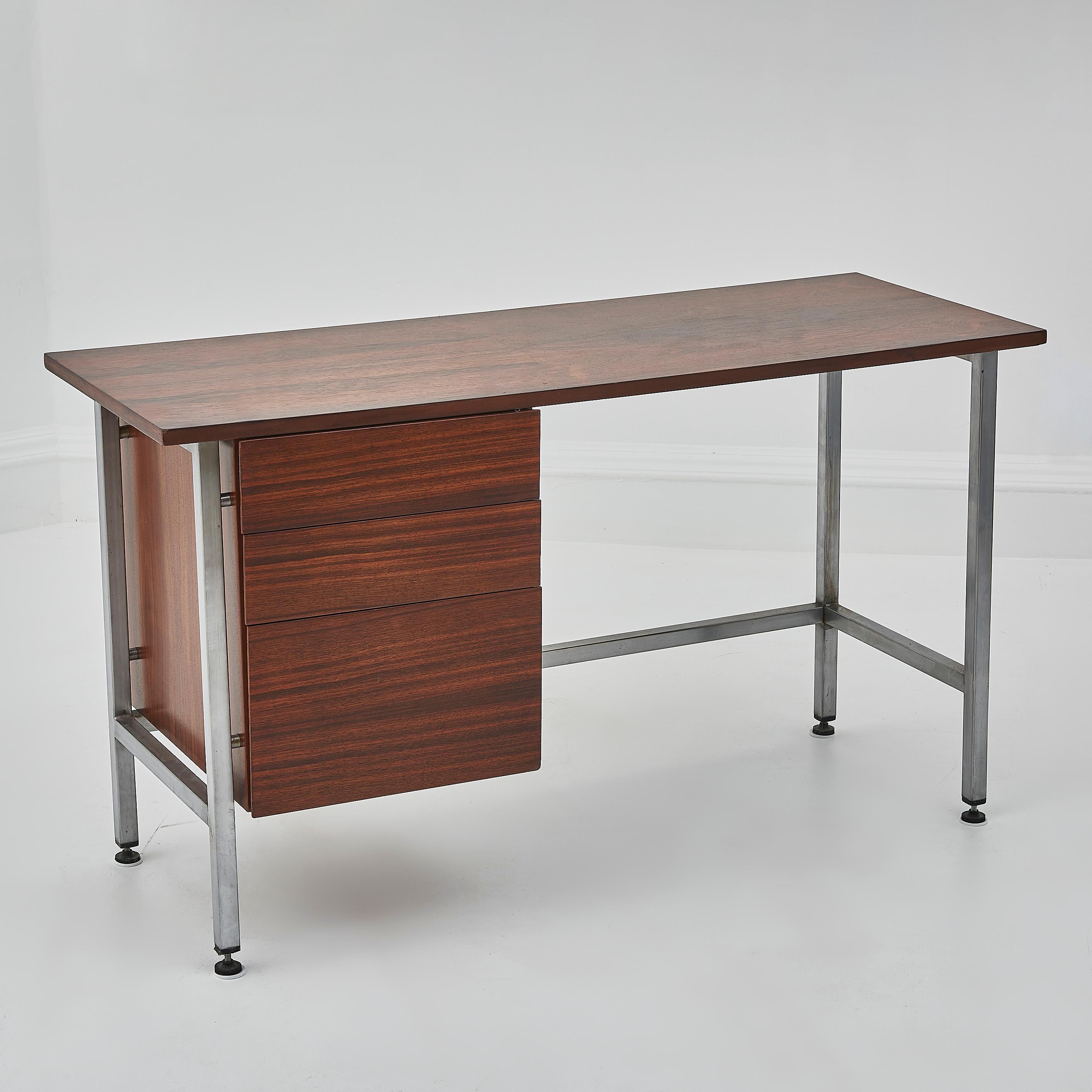 Una rara scrivania Florence Knoll degli anni '60 realizzata in squisito palissandro. Vero e proprio pezzo da collezione, questa iconica scrivania incarna le linee pulite, l'eleganza funzionale e l'artigianato di qualità superiore che hanno definito