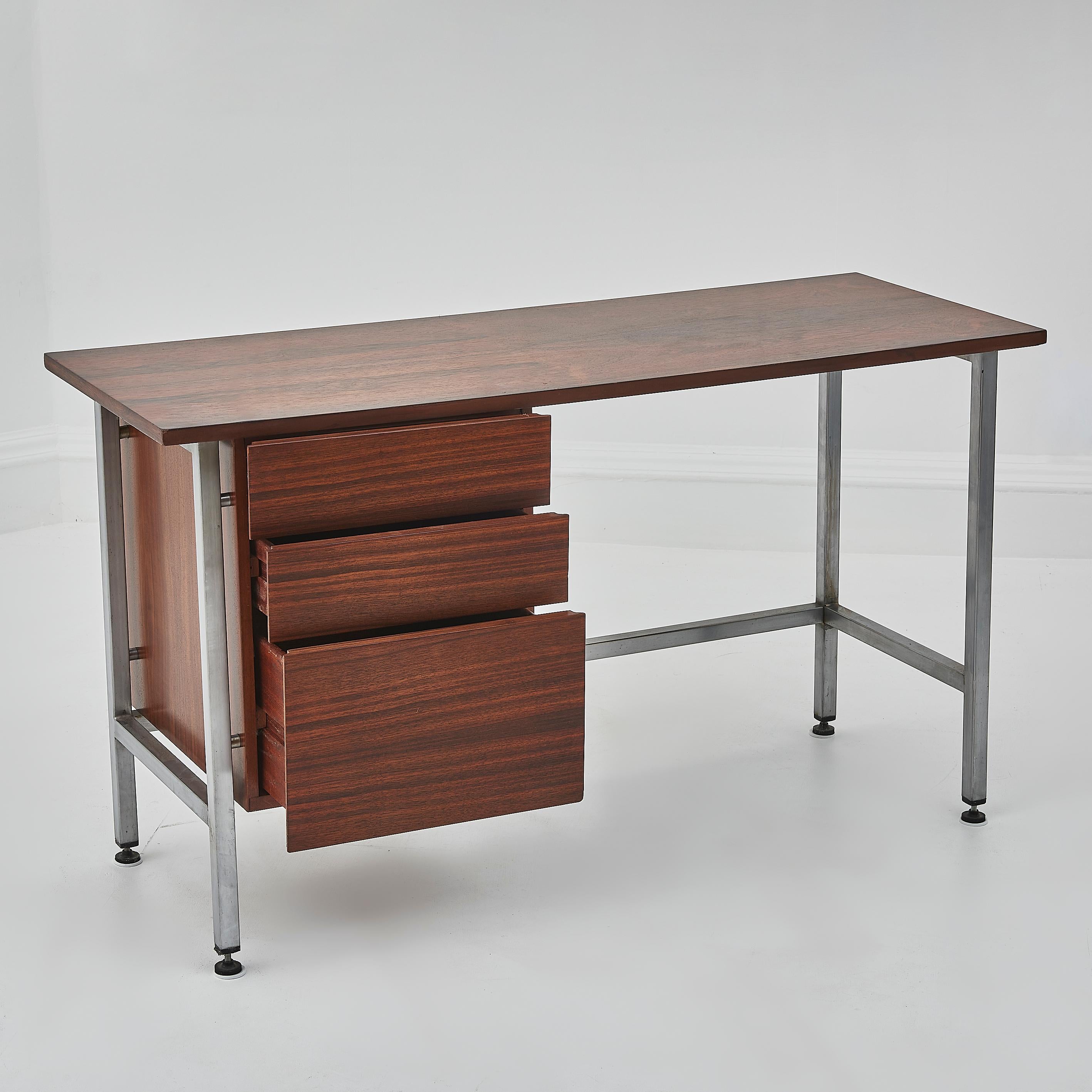 Mid-Century moderno Scrivania in palissandro e cromo del 1960 di Florence Knoll in vendita