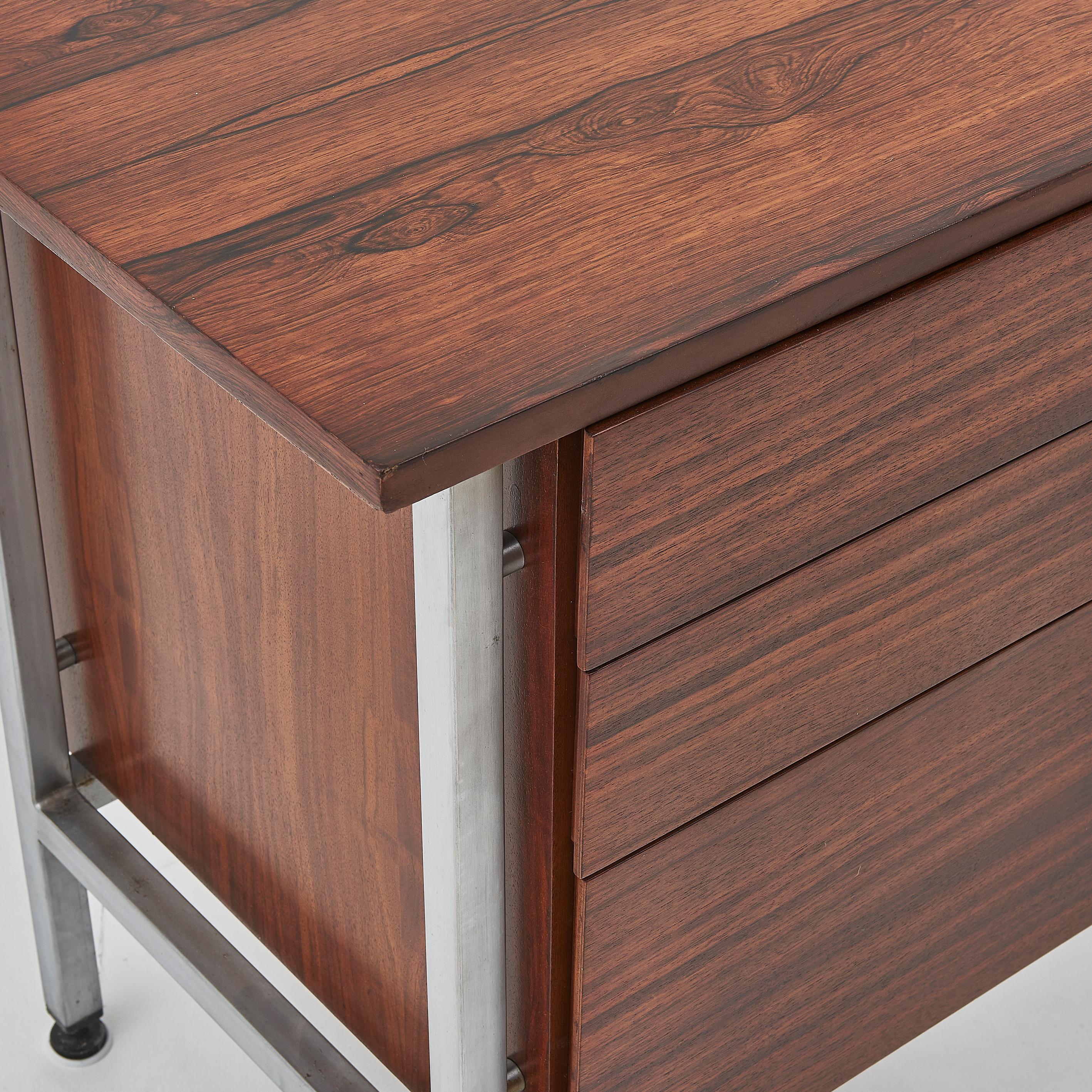 Metà XX secolo Scrivania in palissandro e cromo del 1960 di Florence Knoll in vendita