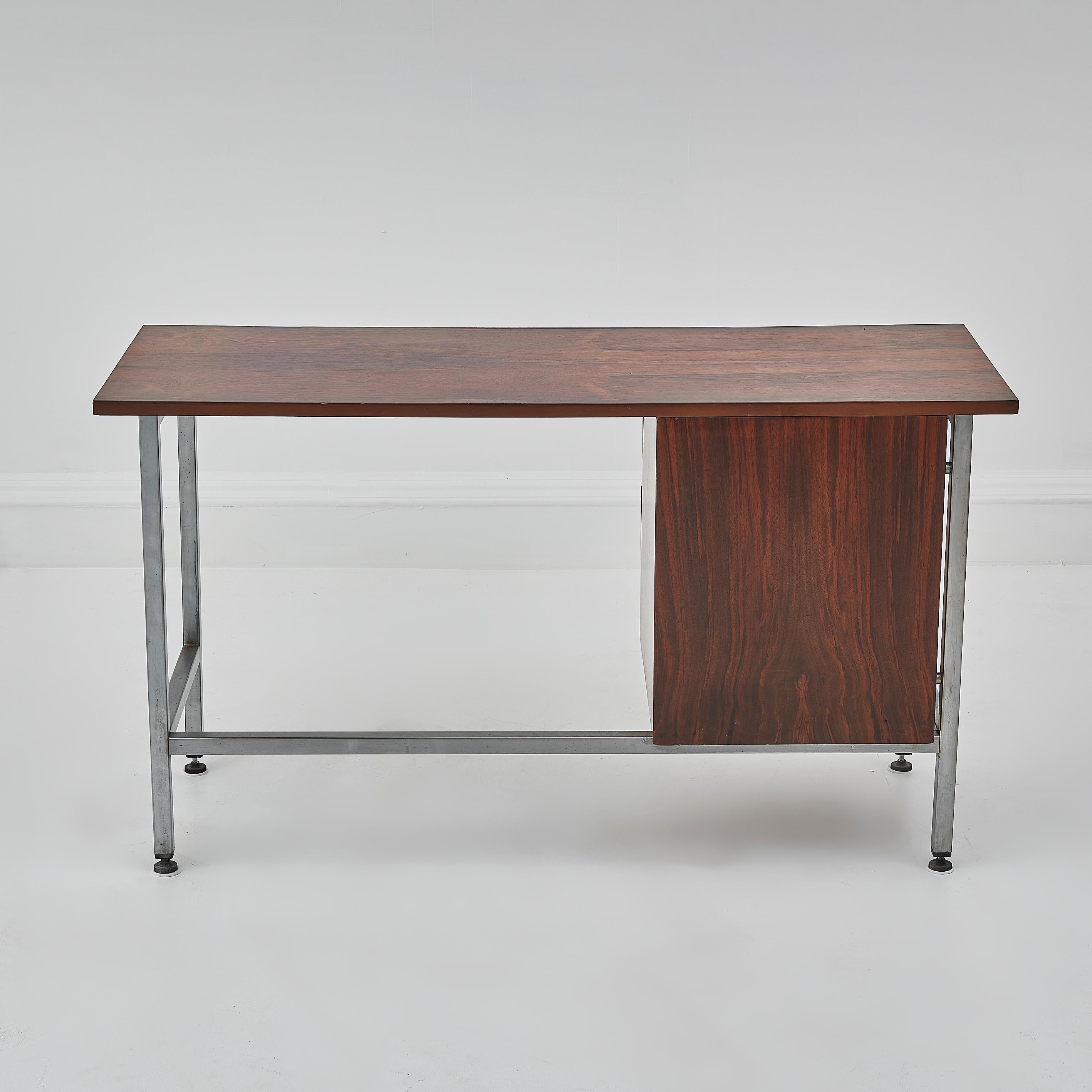 Scrivania in palissandro e cromo del 1960 di Florence Knoll in vendita 1