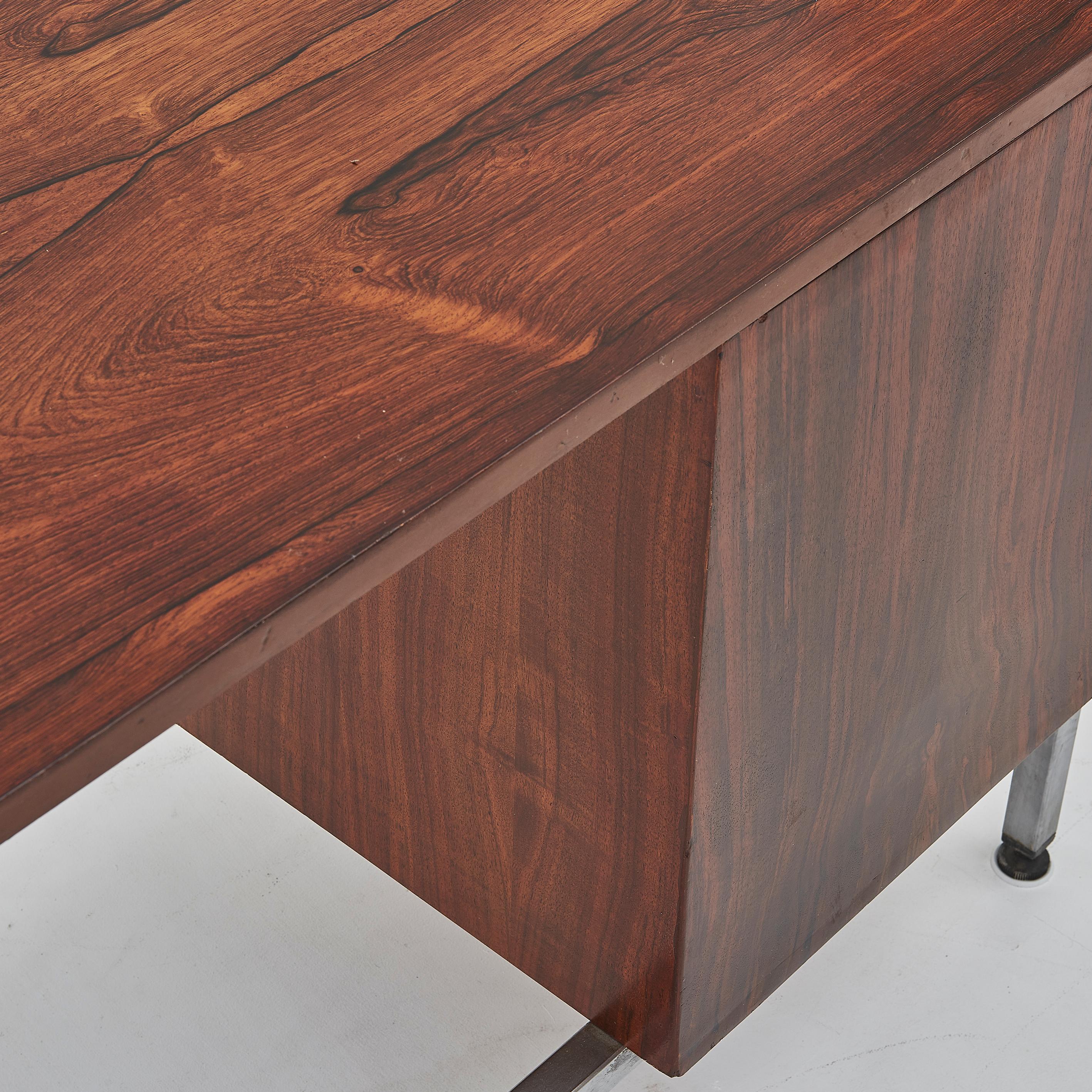 Scrivania in palissandro e cromo del 1960 di Florence Knoll in vendita 2