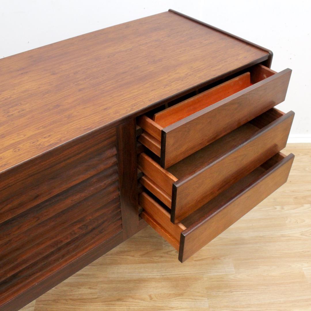 Credenza in palissandro della metà del secolo scorso di McIntosh of Kirkcaldy in vendita 2