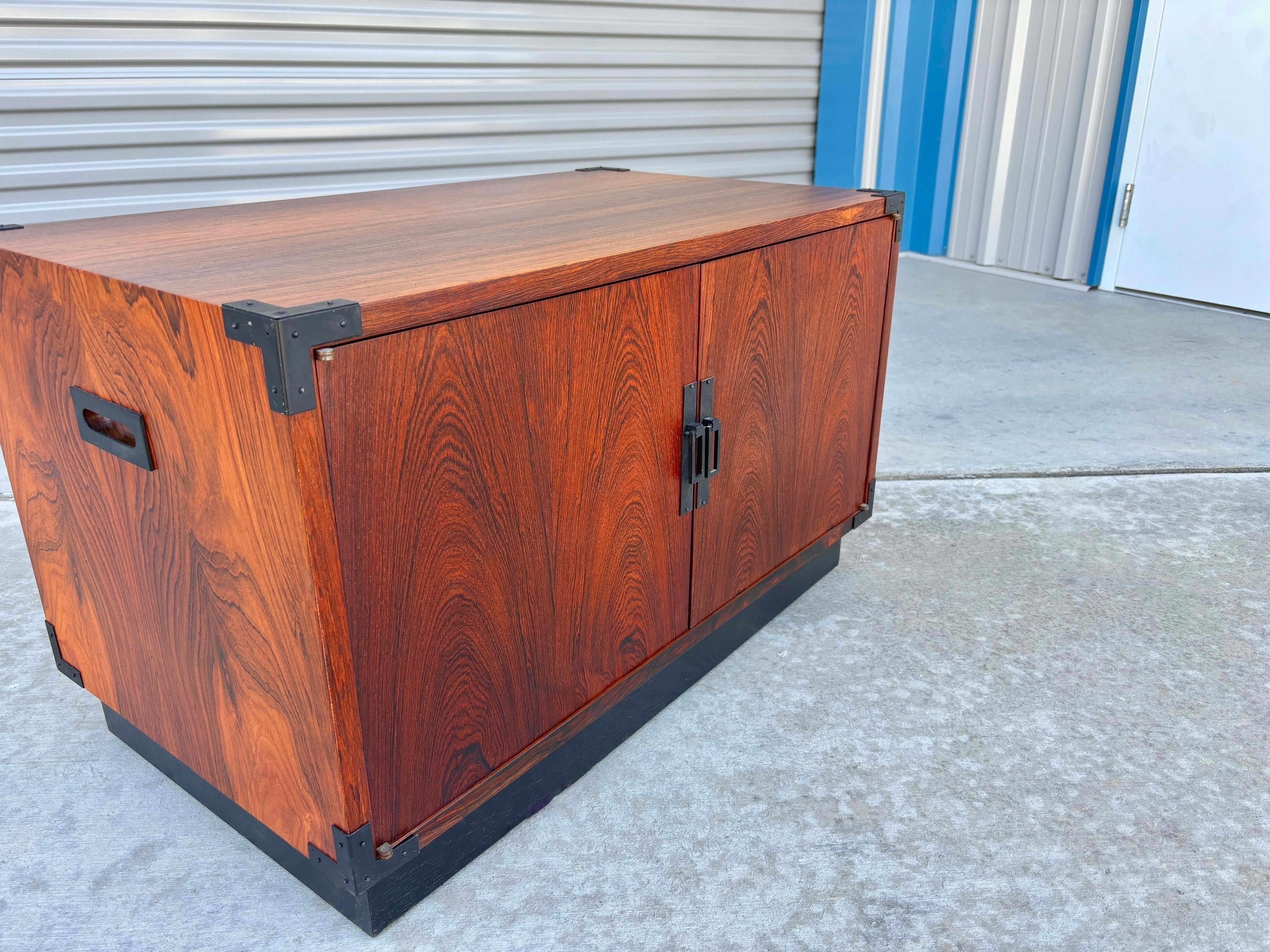 1960s Mid Century Rosewood Two-Door Cabinet For Sale 3